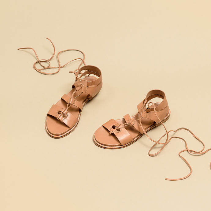 Sandales à empiècements et lacets  en cuir camel