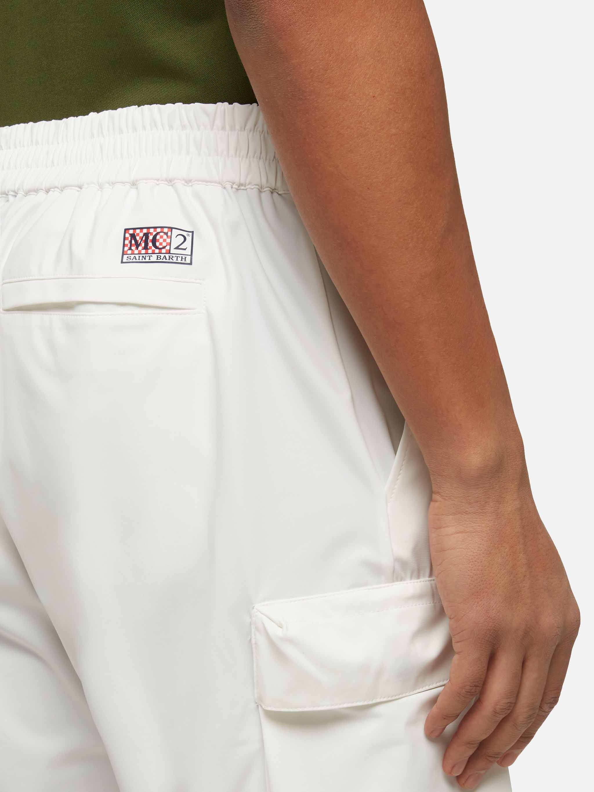 Bermudashorts van gebroken wit technisch materiaal.