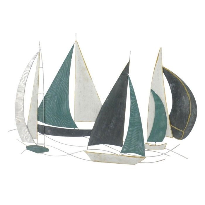 Decoración de pared metálica con veleros y motivos náuticos, de 79 cm de altura y disponible en gris, azul, verde y crudo.