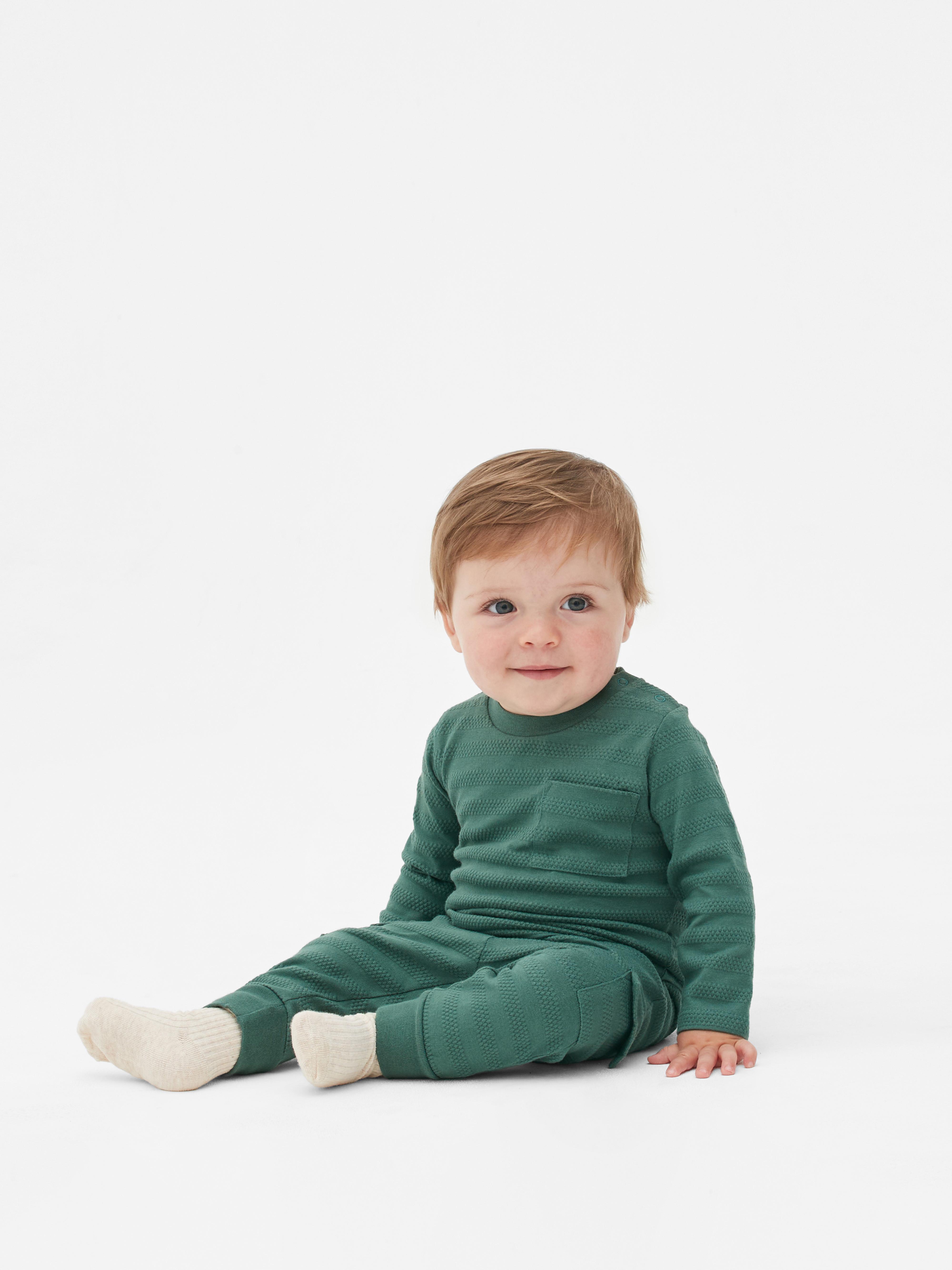 Set aus strukturiertem T-Shirt und Cargohose. Verleihen Sie Ihrem Kind mit diesem Set aus T-Shirt und Hose einen smart-casual Look.