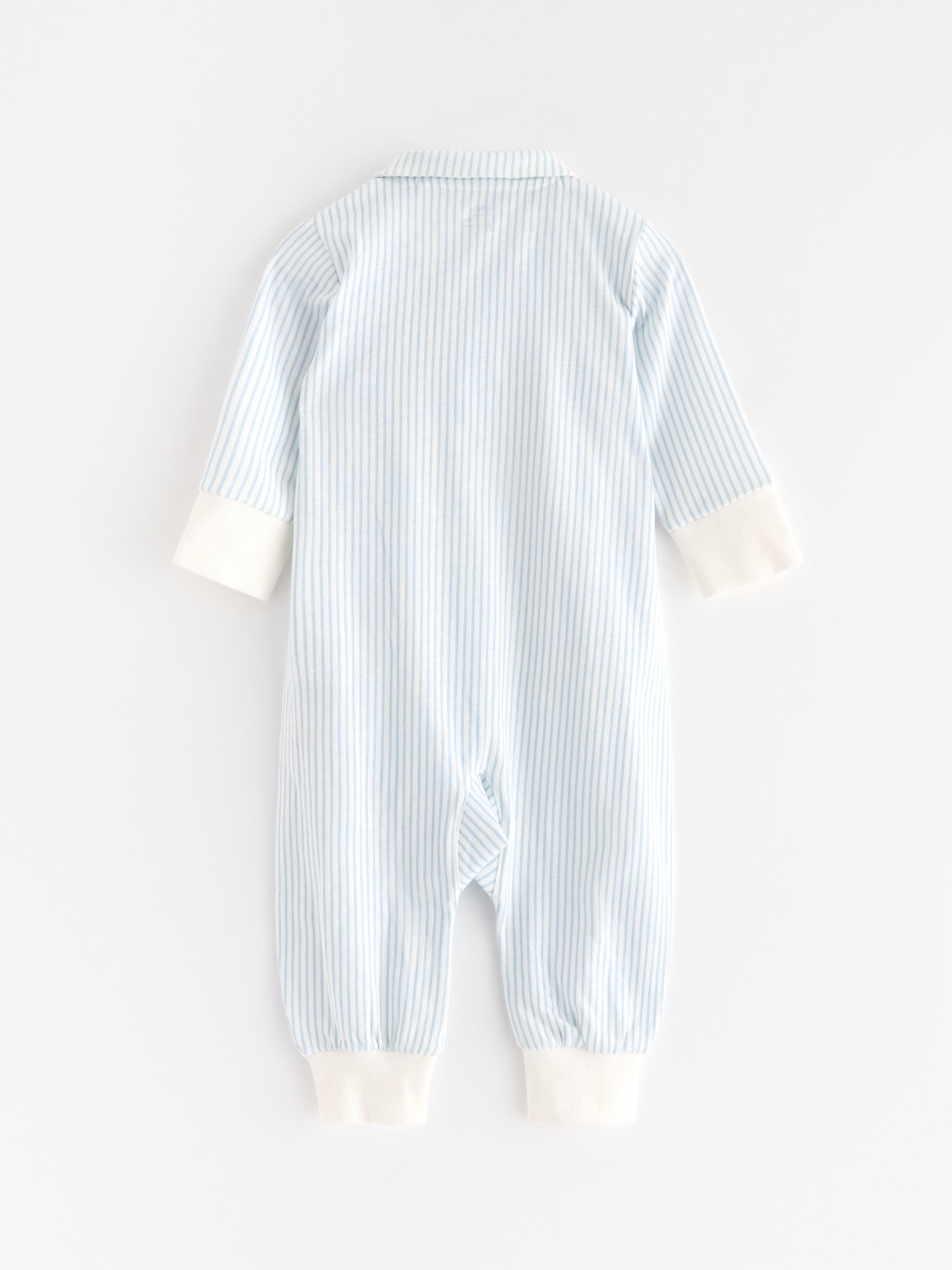 Pijama com gola azul claro