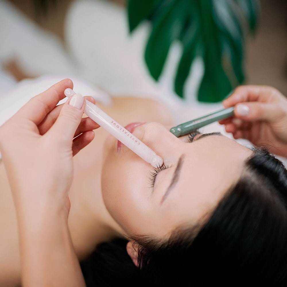 Masážny prístroj na tvár Crystallove s ružovým kremeňom a funkciou Gua Sha – 1 kus