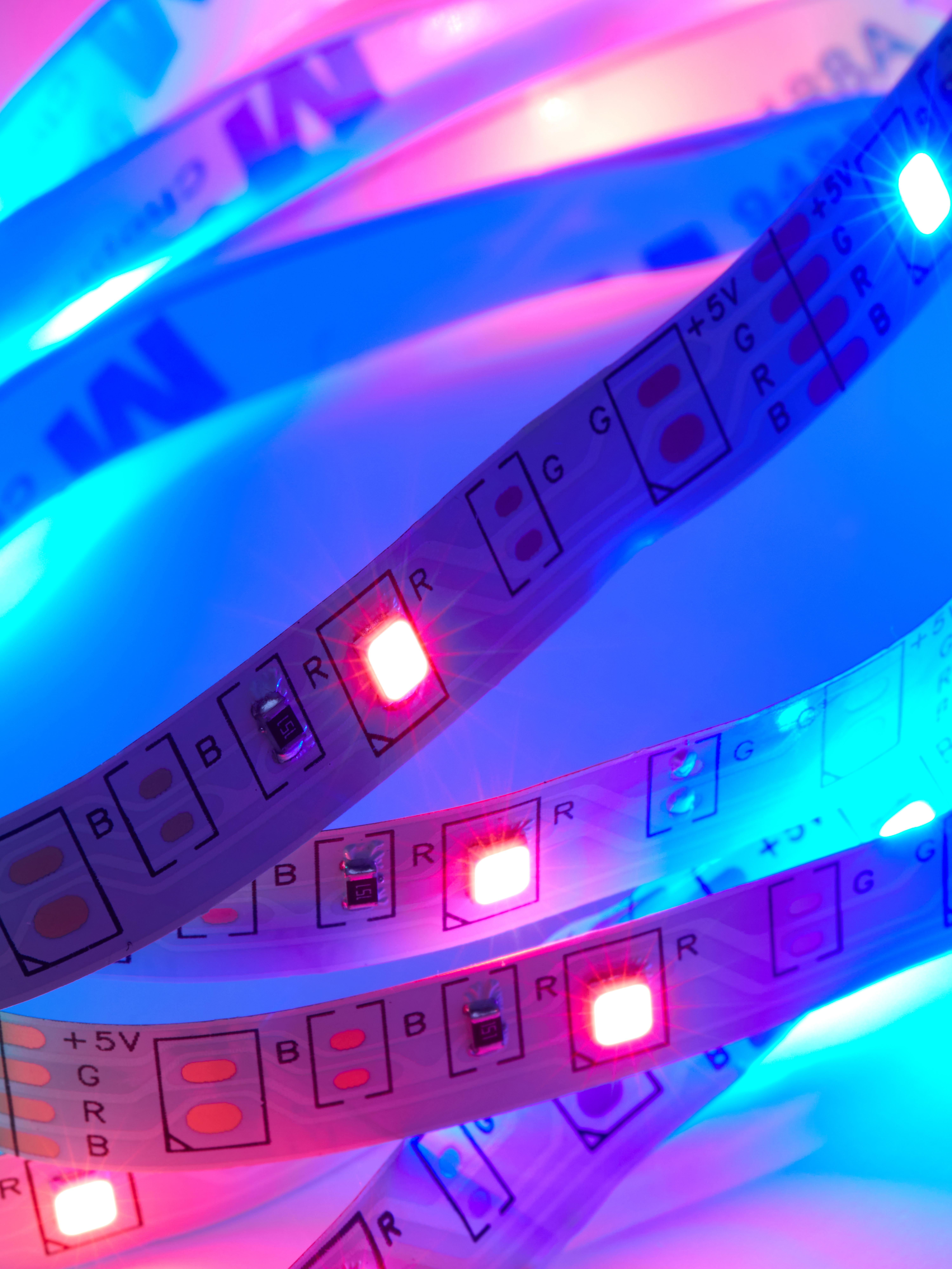 Bandă de iluminare cu LED-uri neon O bandă de iluminare cu LED-uri neon radiantă