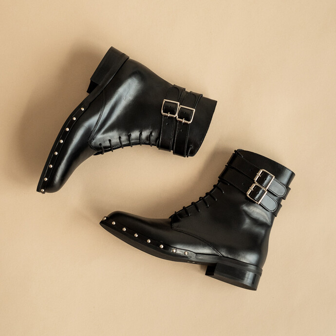 Boots à boucles et clous  en cuir noir
