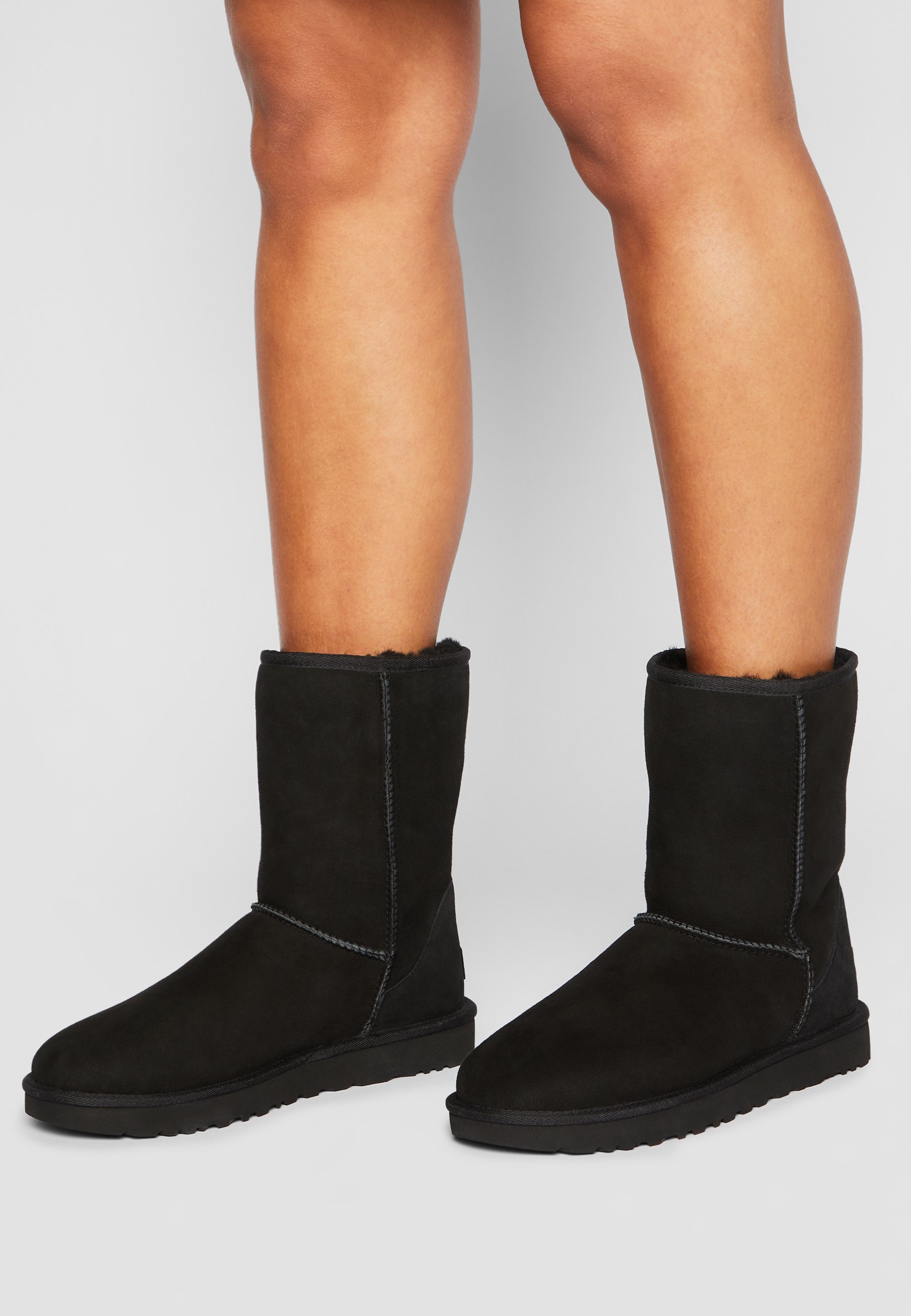 UGG CLASSIC SHORT II - Klassieke enkellaarsjes - zwart