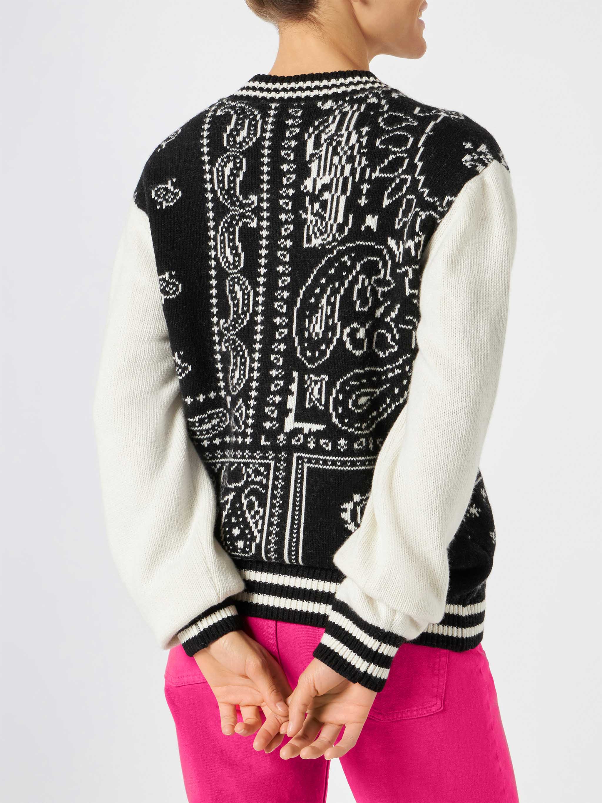 Chaqueta universitaria femenina con estampado de pañuelo.