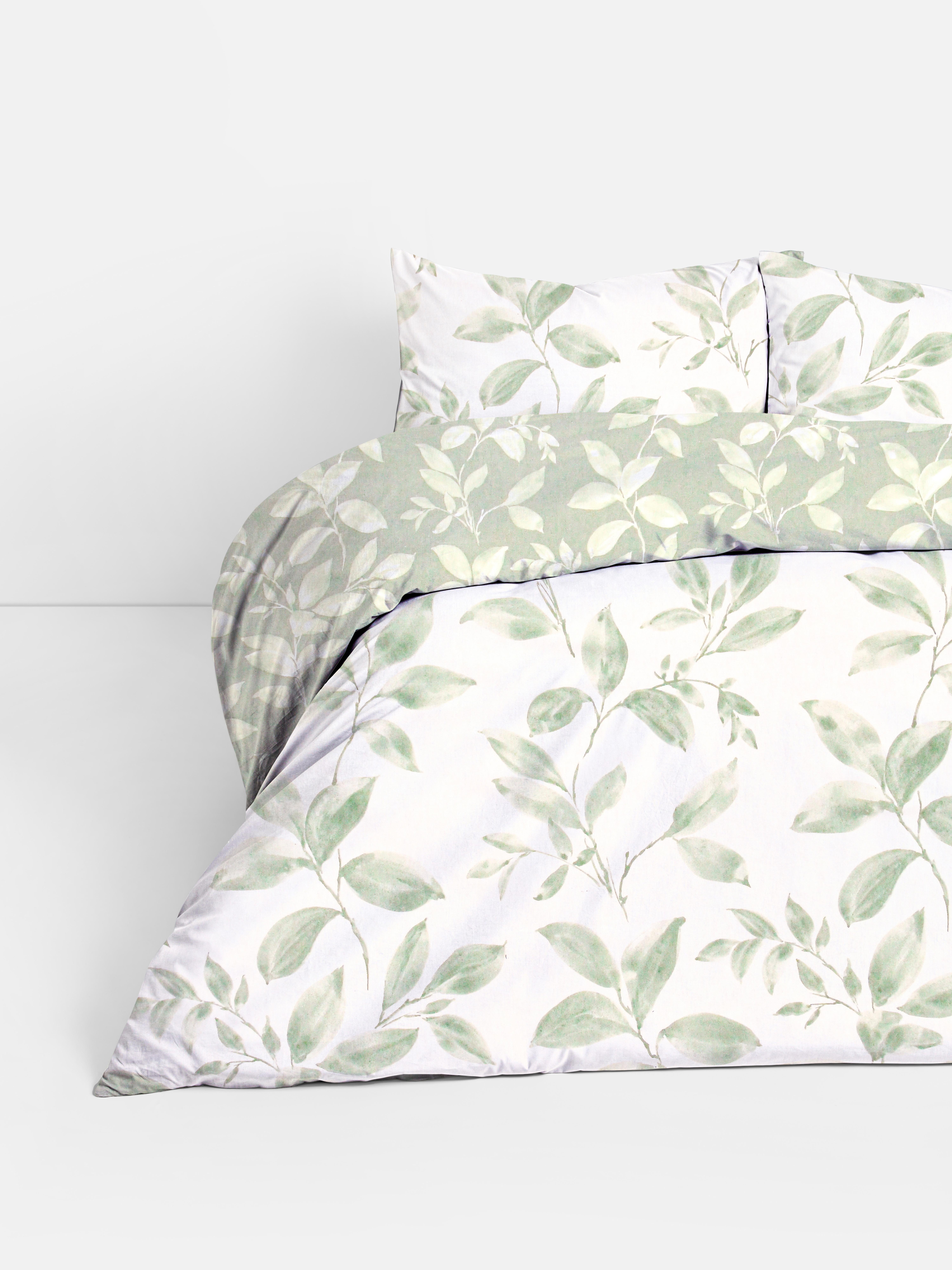 Set de husă de pilotă dublă reversibilă cu motiv de frunze. O husă de pilotă florală cu design reversibil.