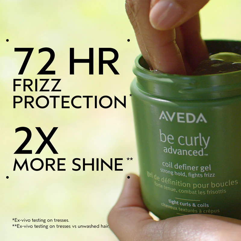 Gel modelador Aveda Be Curly Advanced™ Coil Definer para cabelos cacheados.