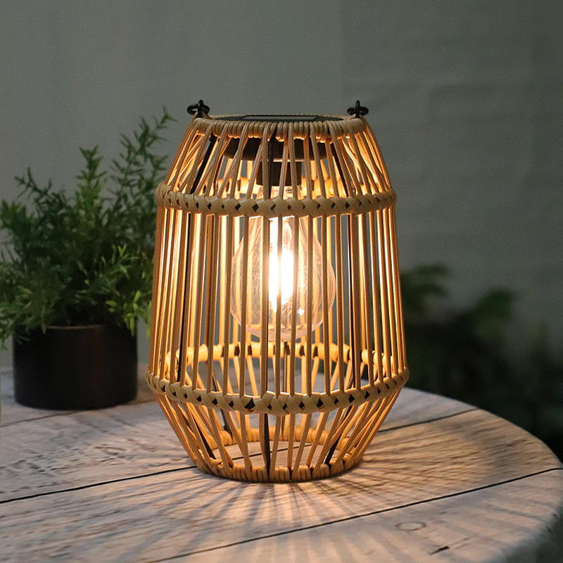Farol doméstico de 16x21 cm, de ratán, con célula solar.