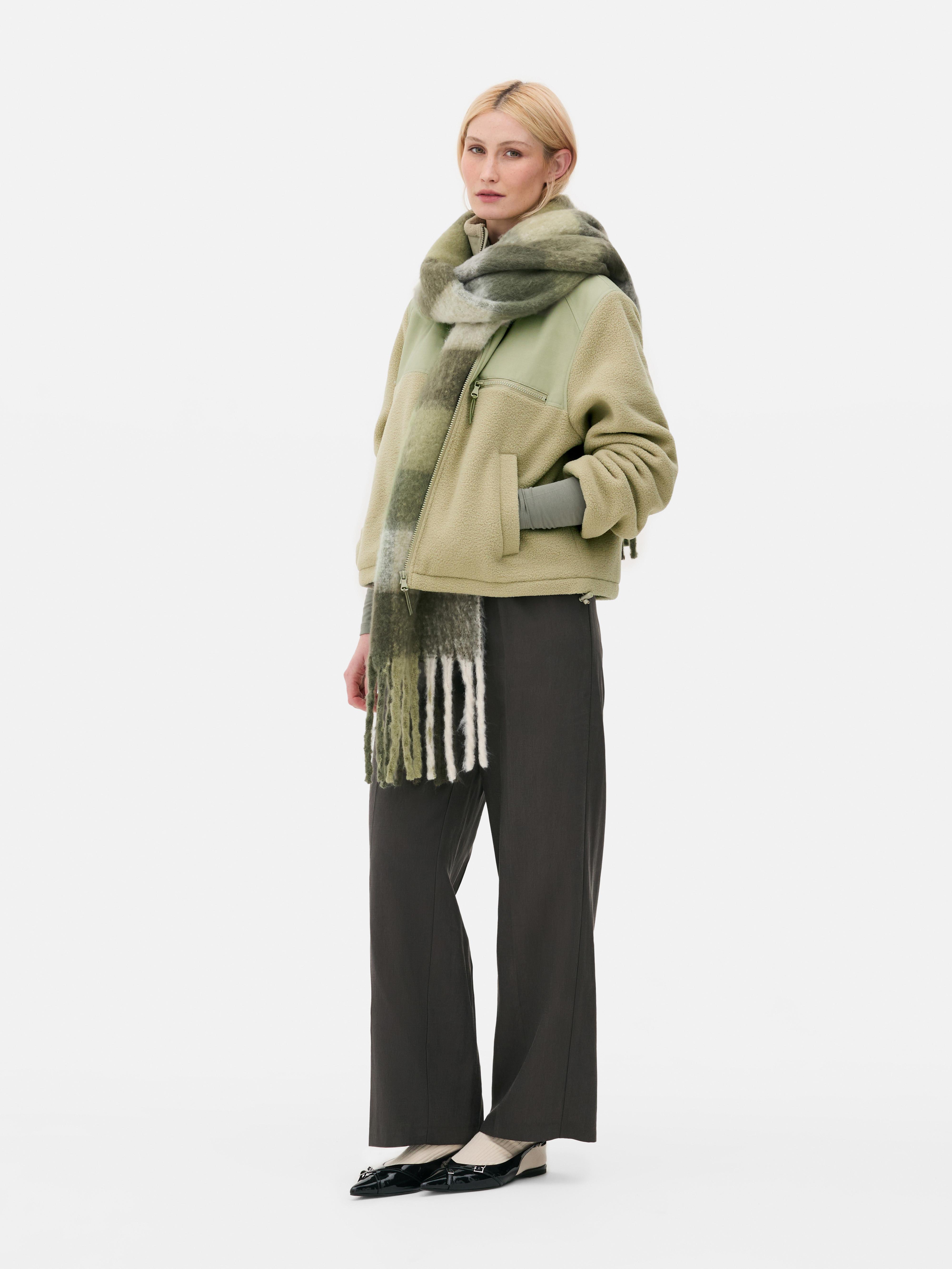 Fleecejakke med ståkrage En jakke laget av myk fleece med ståkrage, glidelås foran og sidelommer