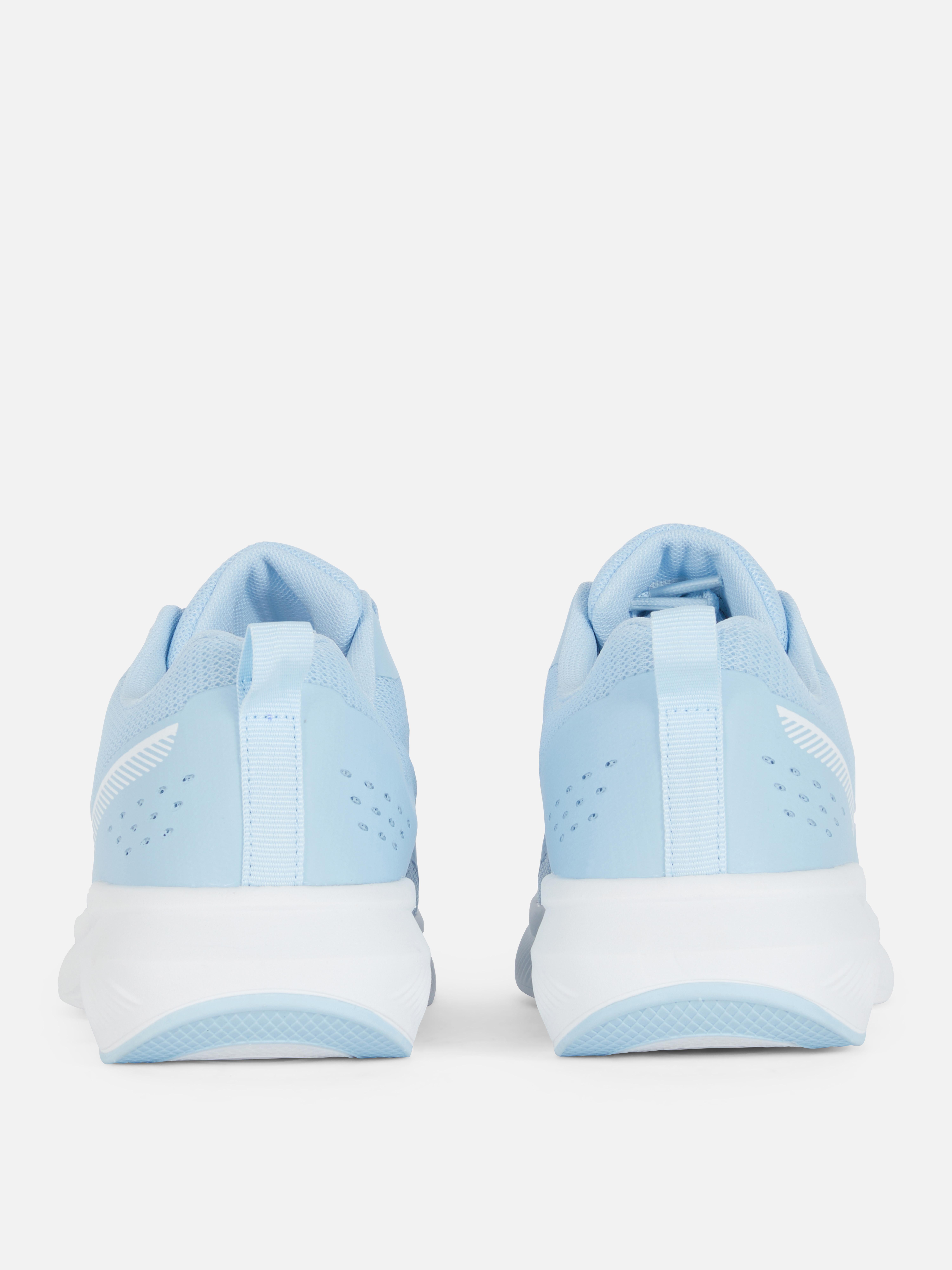 Teniși cu talpă joasă, din plasă. Acești pantofi sport vor fura spectacolul în colecția ta.