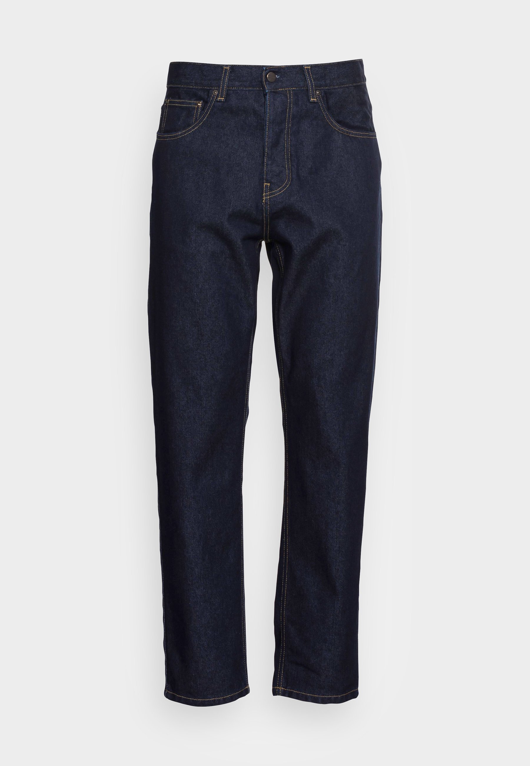 Modello Carhartt WIP con vestibilità affusolata