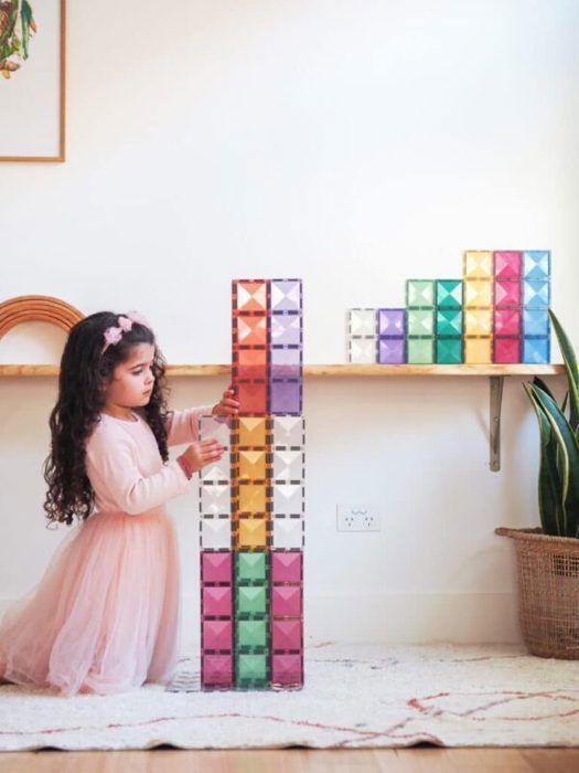 Conjunto de 24 peças retangulares de blocos magnéticos para construção CONNETIX em tons pastel.