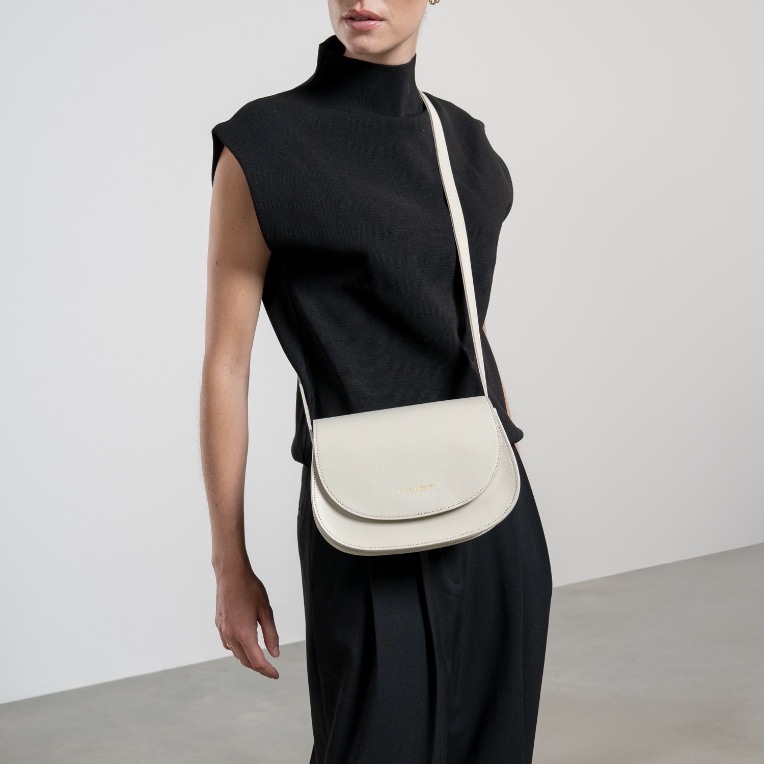 Isabel Bernard torba preko ramena/crossbody torba Isabel Bernard Montmartre Manon kremasta - Prirodna koža - Montmartre Madelon