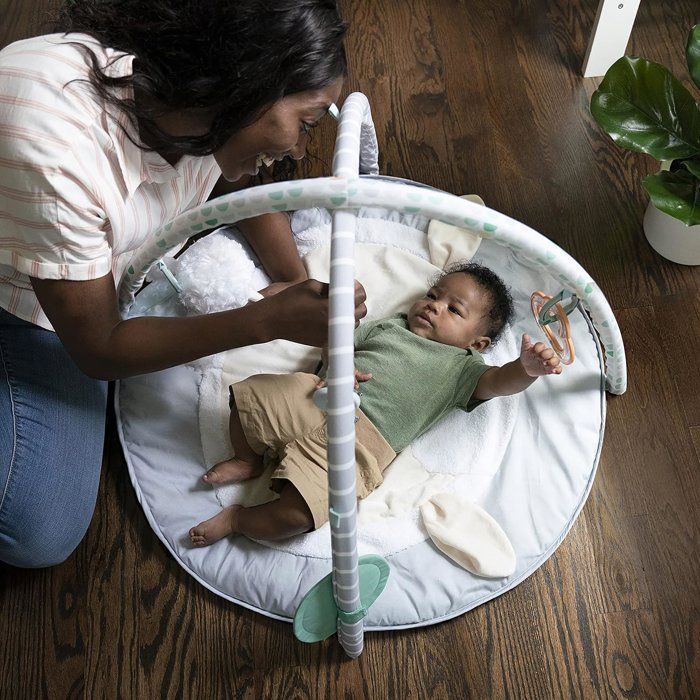 INGENUITY Tapis d'éveil bébé évolutif - Petit Mouton - Arche de jeu amovible, 5 jouets sensoriels, peluche mouton,cadeau bébé