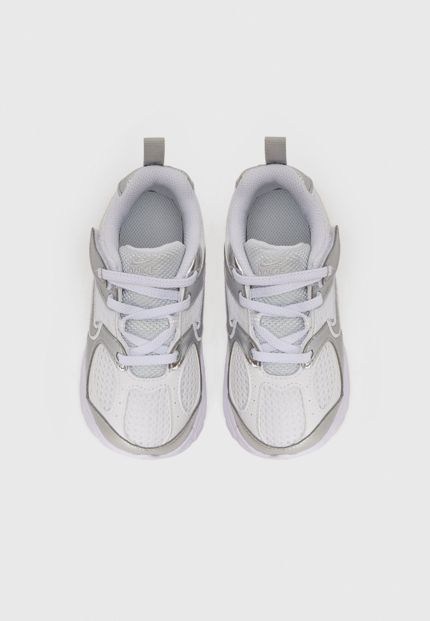 Nike Sportswear V5 UNISEX - Tenisky - biela/strieborná/platinová