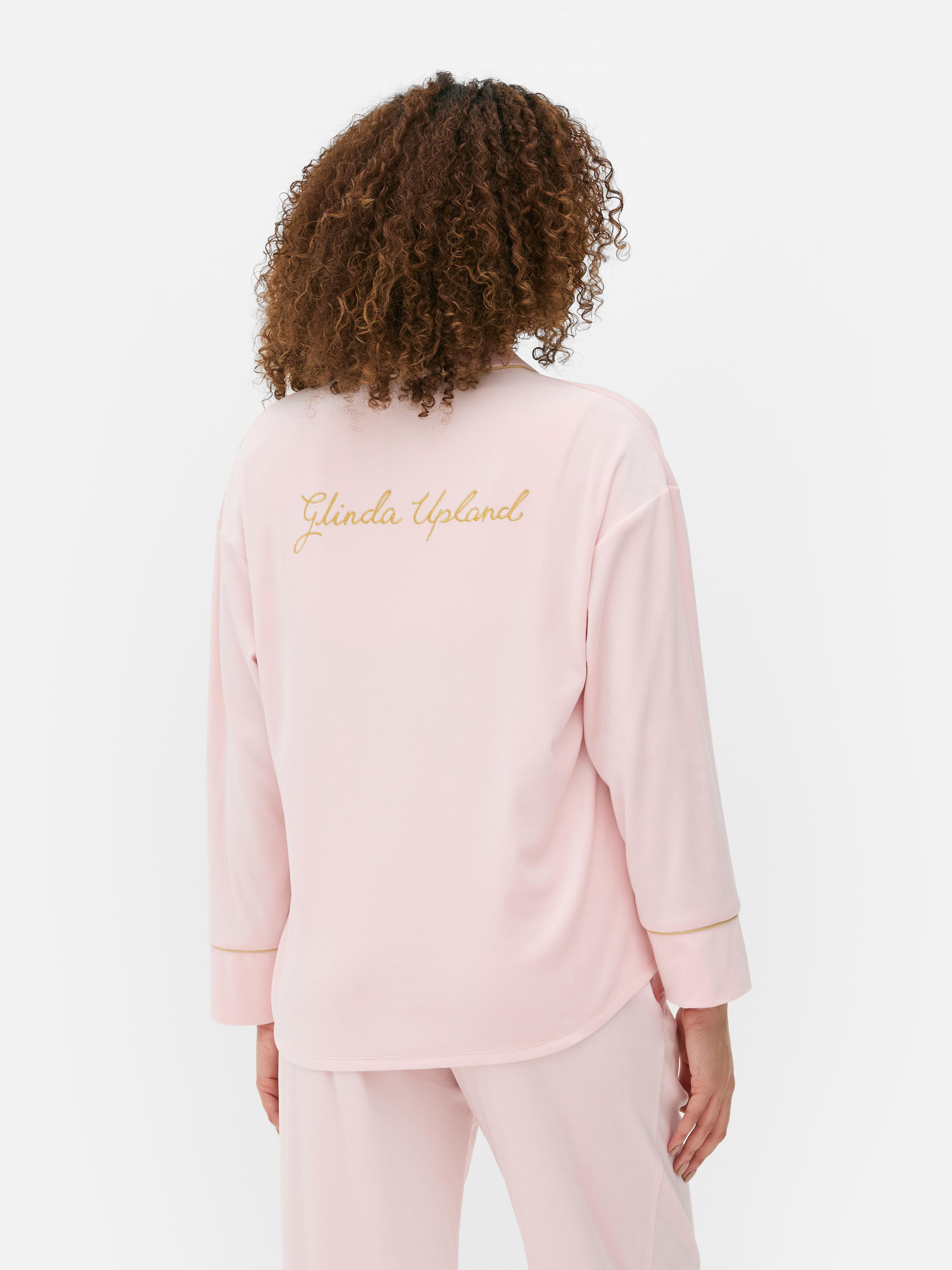 Cămașă de pijama din catifea Wicked x Primark. O cămașă de pijama confortabilă cu guler cu rever și mâneci lungi.