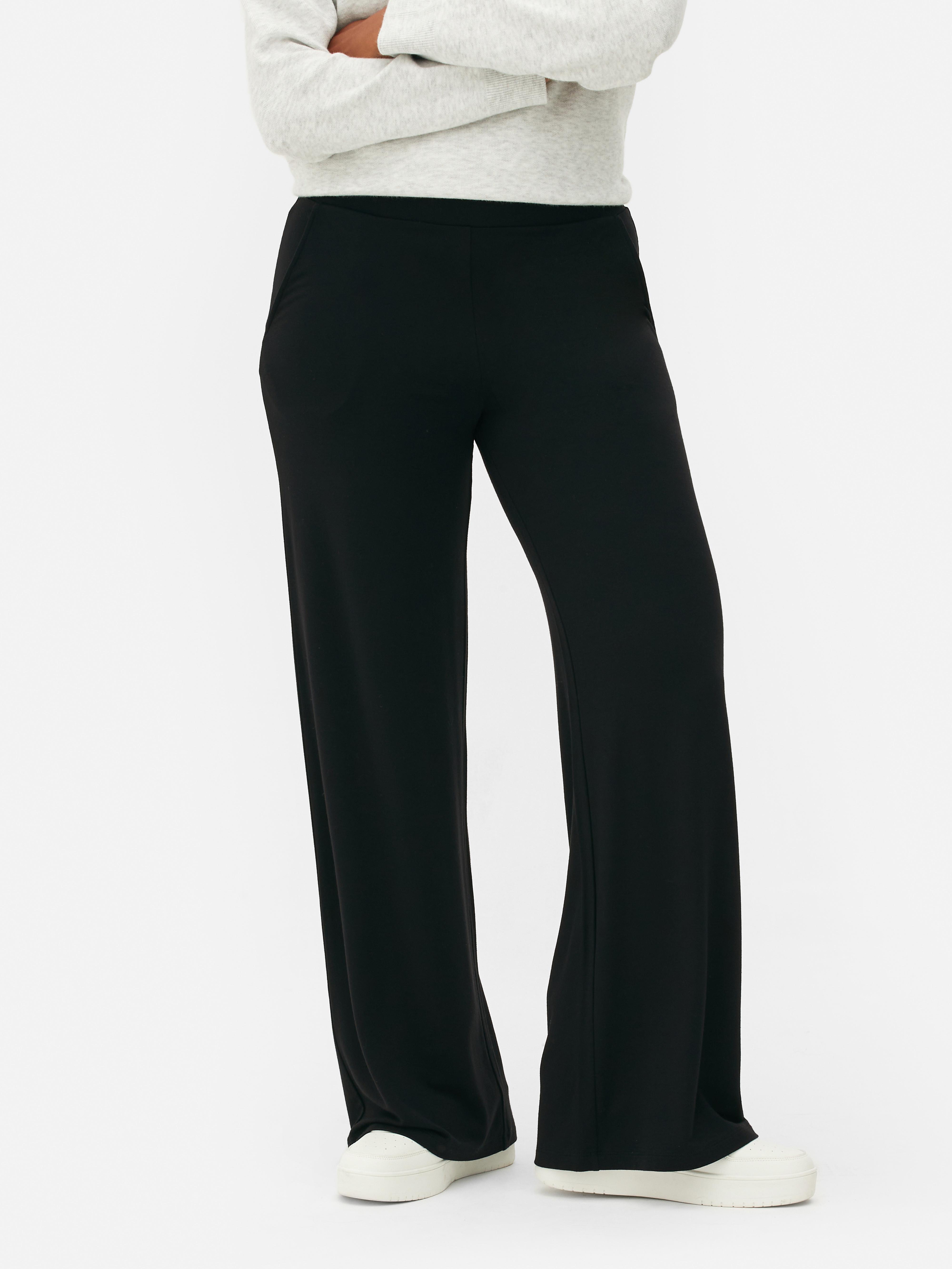 Leggings mit weitem Bein. Leggings aus weichem Stretchmaterial mit weitem Bein.