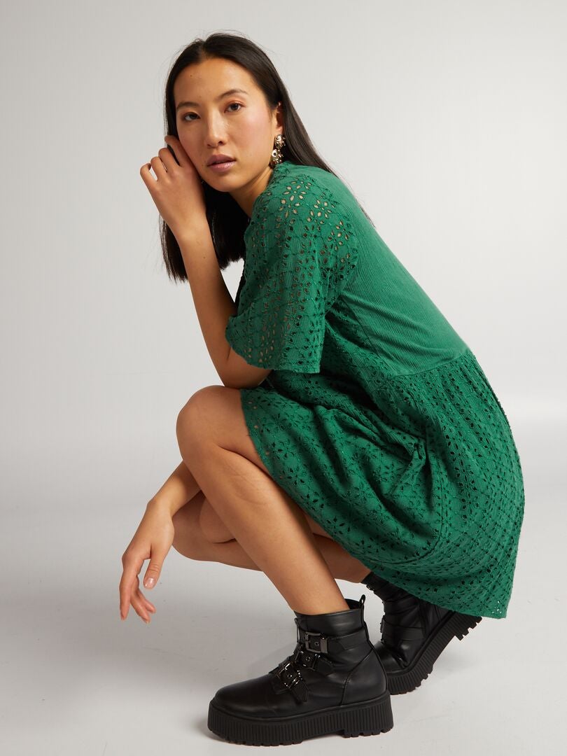 Krótka, dopasowana sukienka z haftem angielskim - ZIELONA