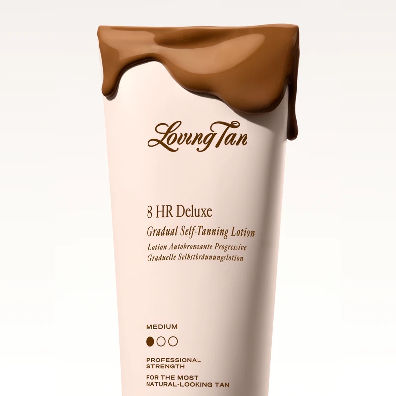 Negovalni losjon za telo Loving Tan Deluxe Gradual Tan, ki poudari vašo porjavelost