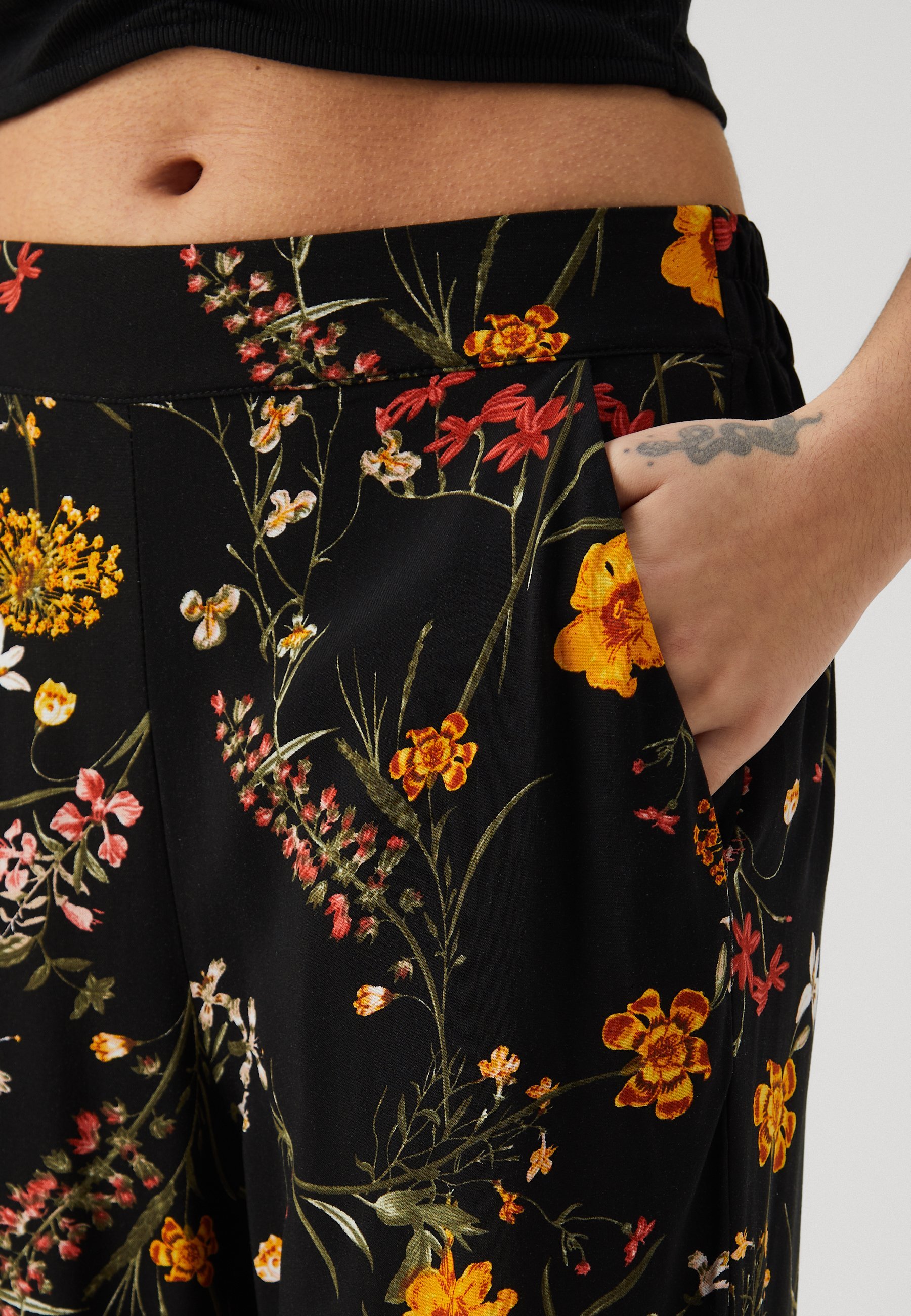 Vero Moda Petite VMEASY WIDE PANTS LEO PRINT - Broek - zwart