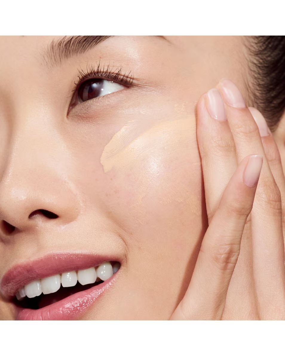 CLINIQUE витаминска шминка осветљава, хидрира и штити кожу