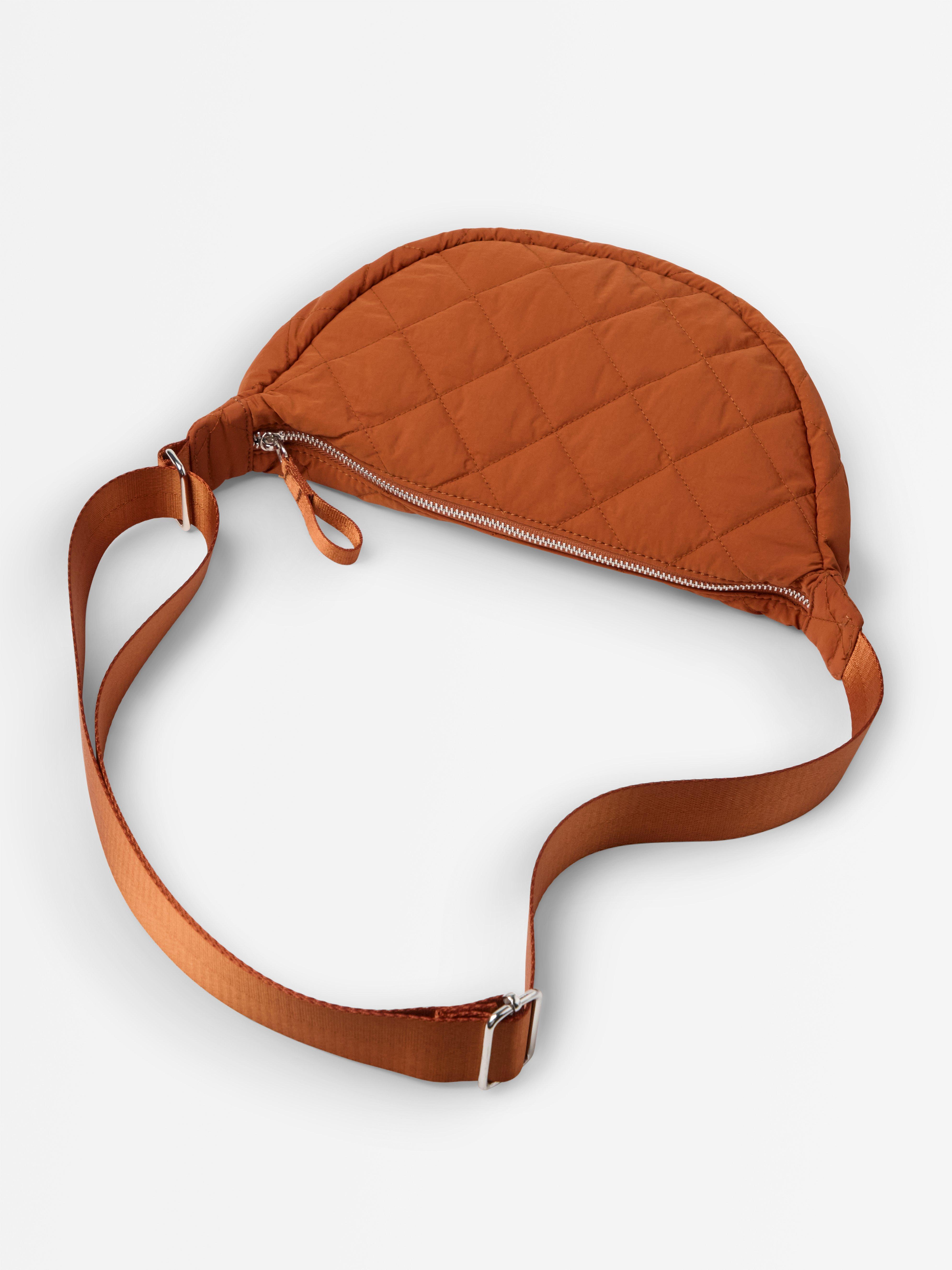 Bolso de hombro acolchado color naranja empolvado