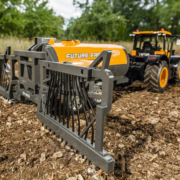 Dálkově ovládaný traktor JCB + cisterna, žlutý (1:16)