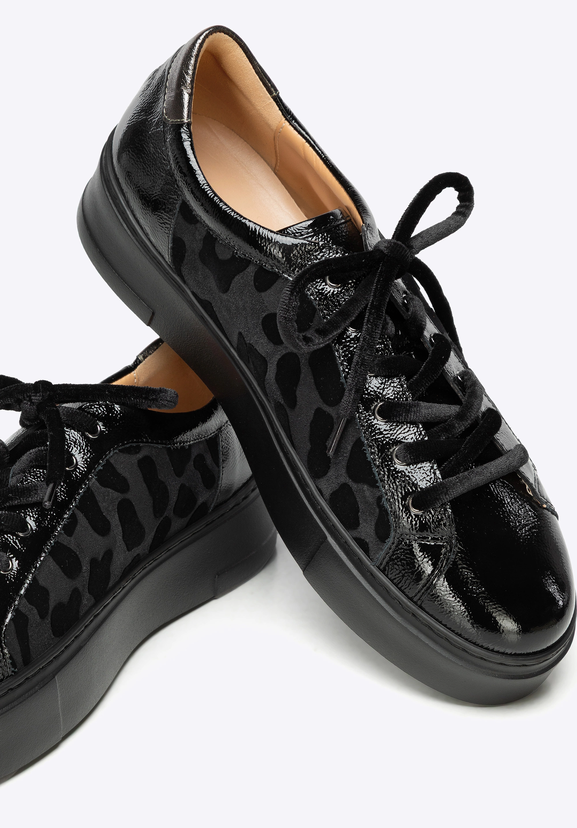 Damskie sneakersy ze skóry naturalnej w motyw panterki czarne