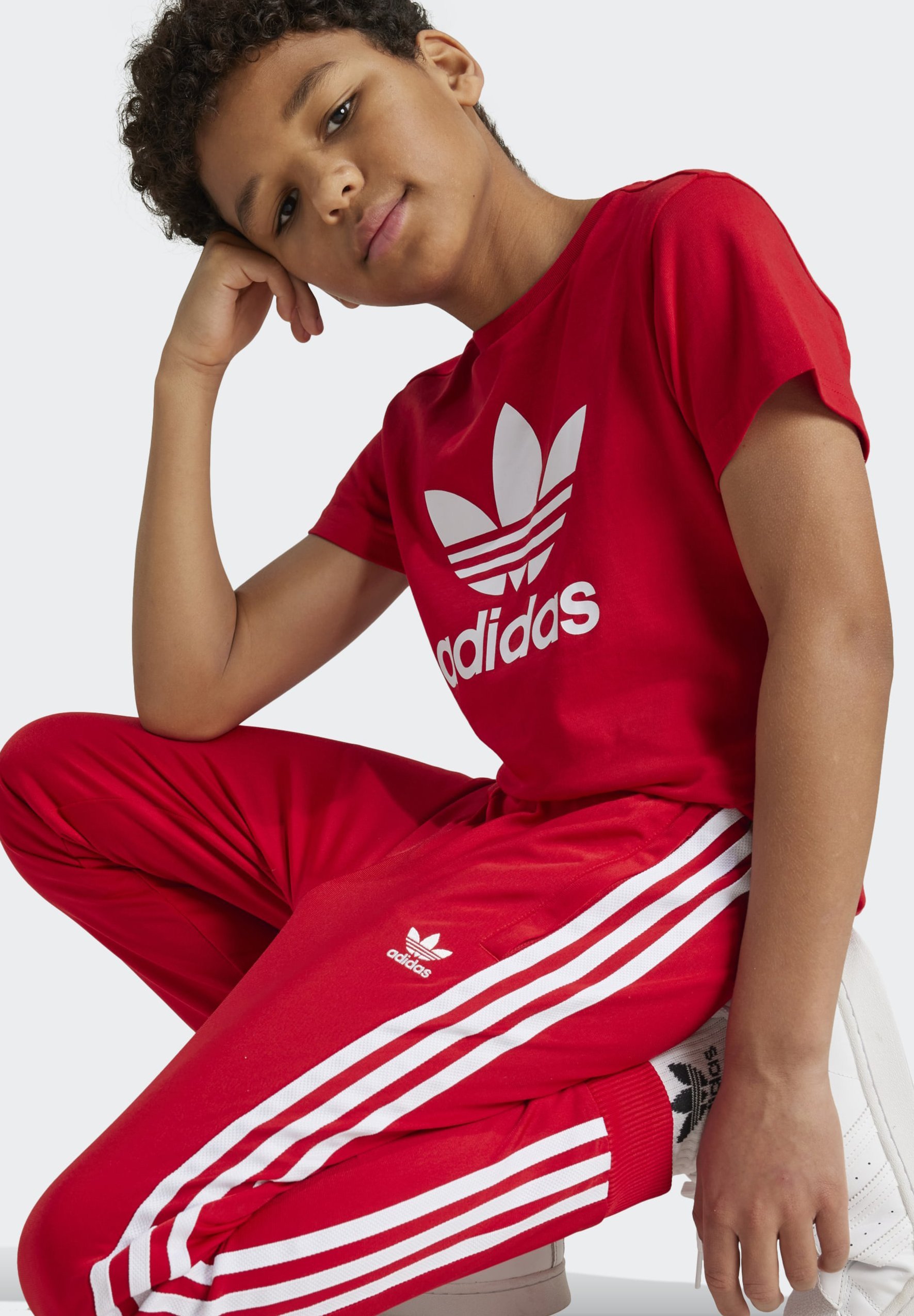 Teplákové kalhoty adidas Originals - better scarlet
