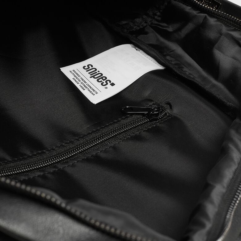 Mochila de piel sintética con logo básico y distintivo metálico