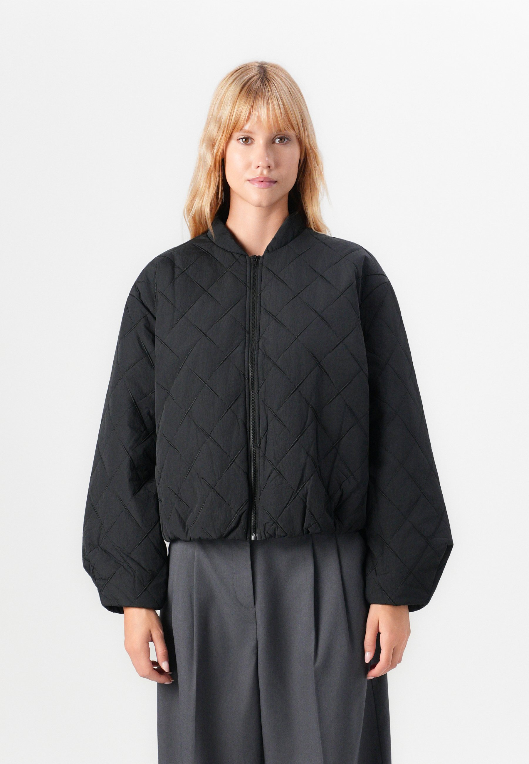 Vero Moda VMROBBIE PREŠITA JAKNA - Lahka jakna - črna