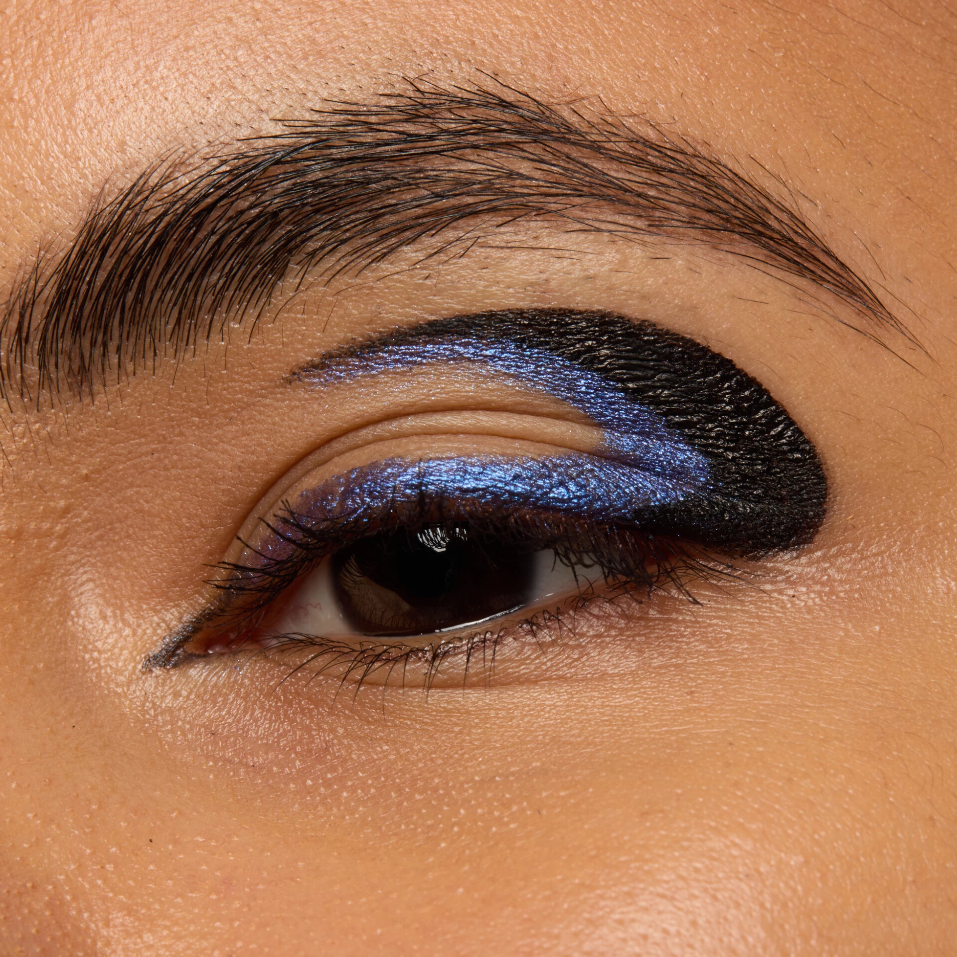 Beetlejuice Pinstripe Duo Eyelinera crna + ljubičasta kromirana - NYX Professional Makeup