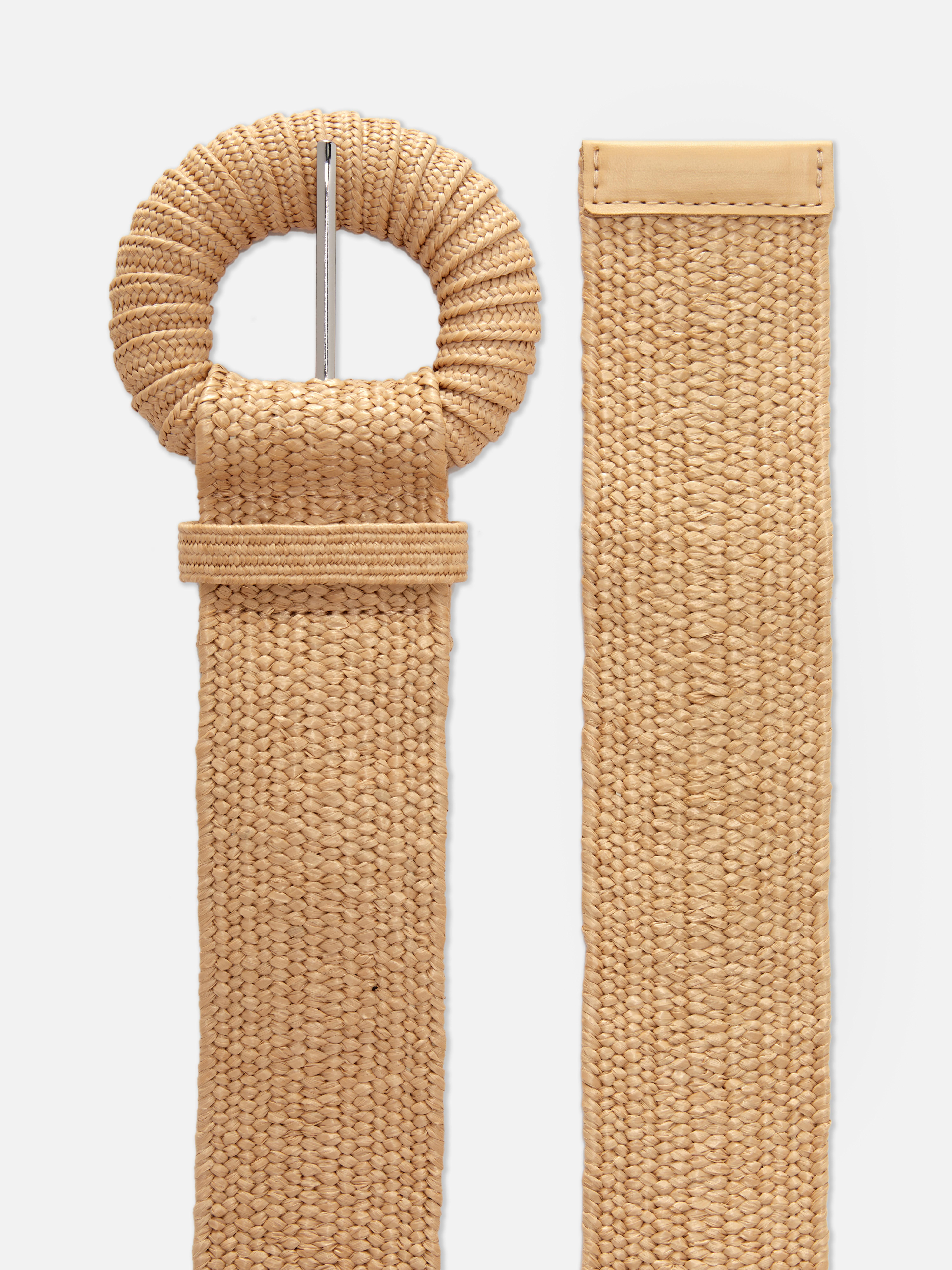 Curea țesută cu cataramă. Adeptă a stilului boho? Atunci această curea rustică este accesoriul potrivit pentru tine.