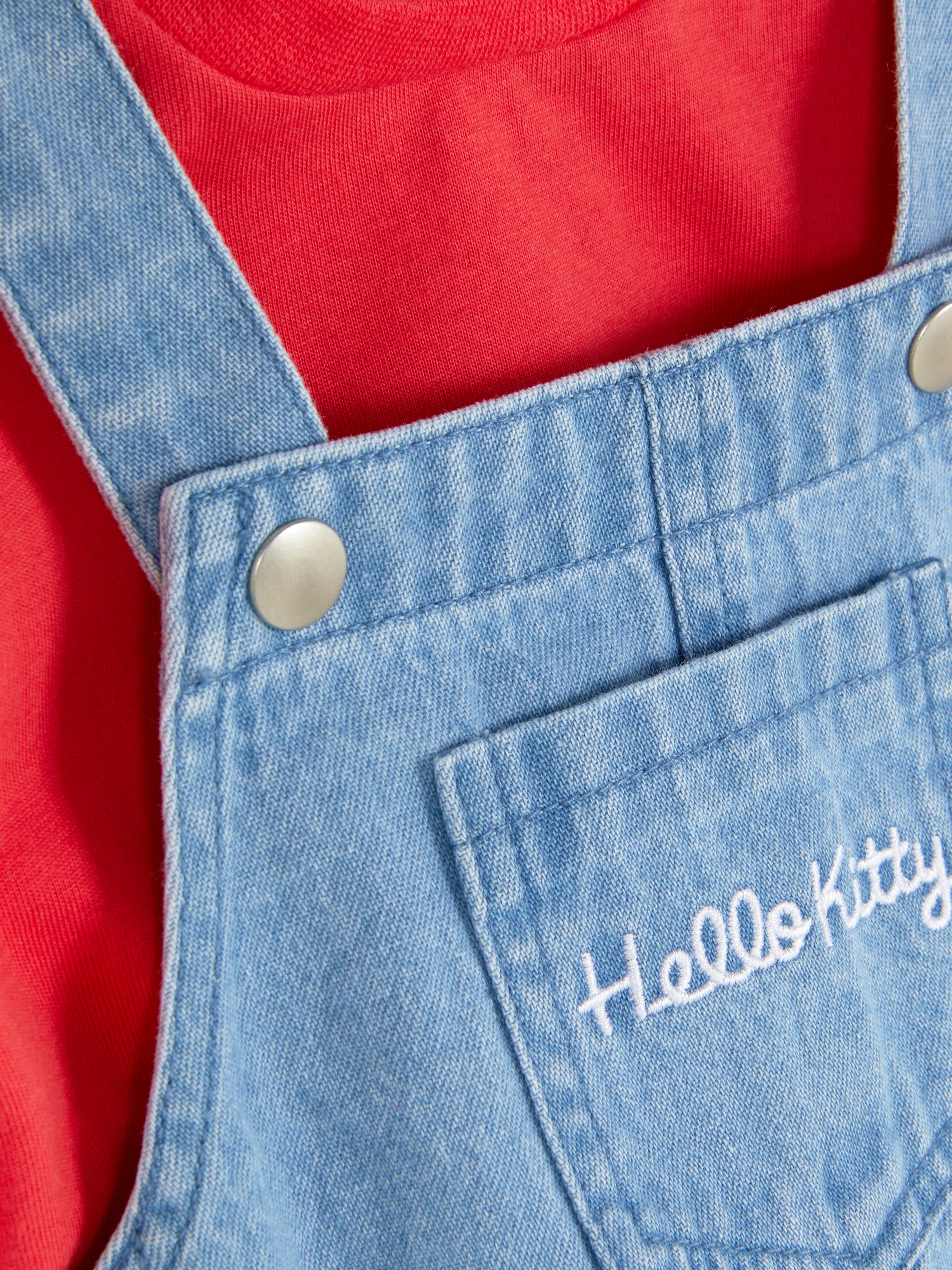 Completo composto da t-shirt e salopette in denim di Hello Kitty Una t-shirt con il design di Hello Kitty e una salopette in denim.