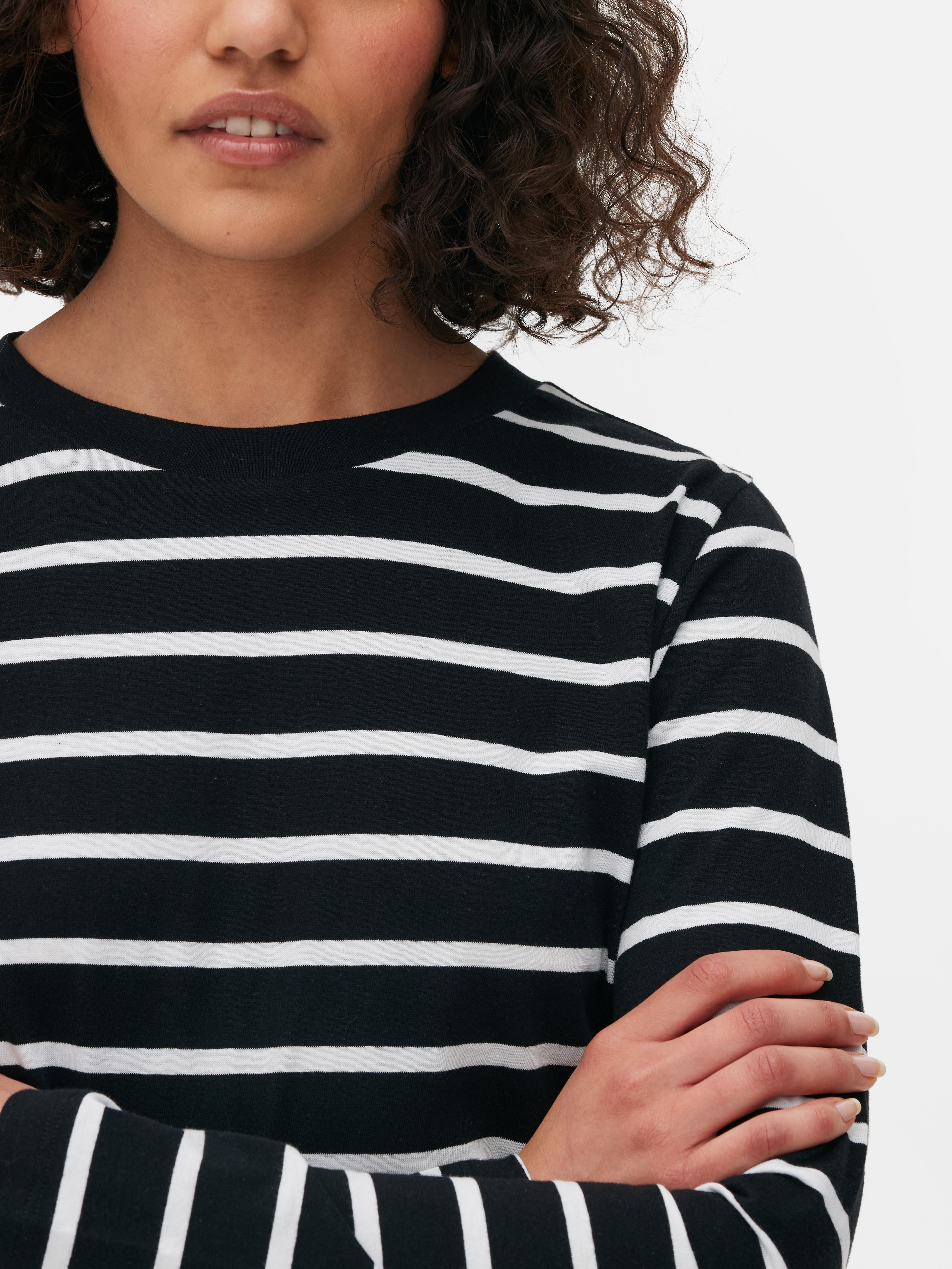 Top a maniche lunghe a righe. Classico top a maniche lunghe con scollo rotondo e vestibilità comoda.