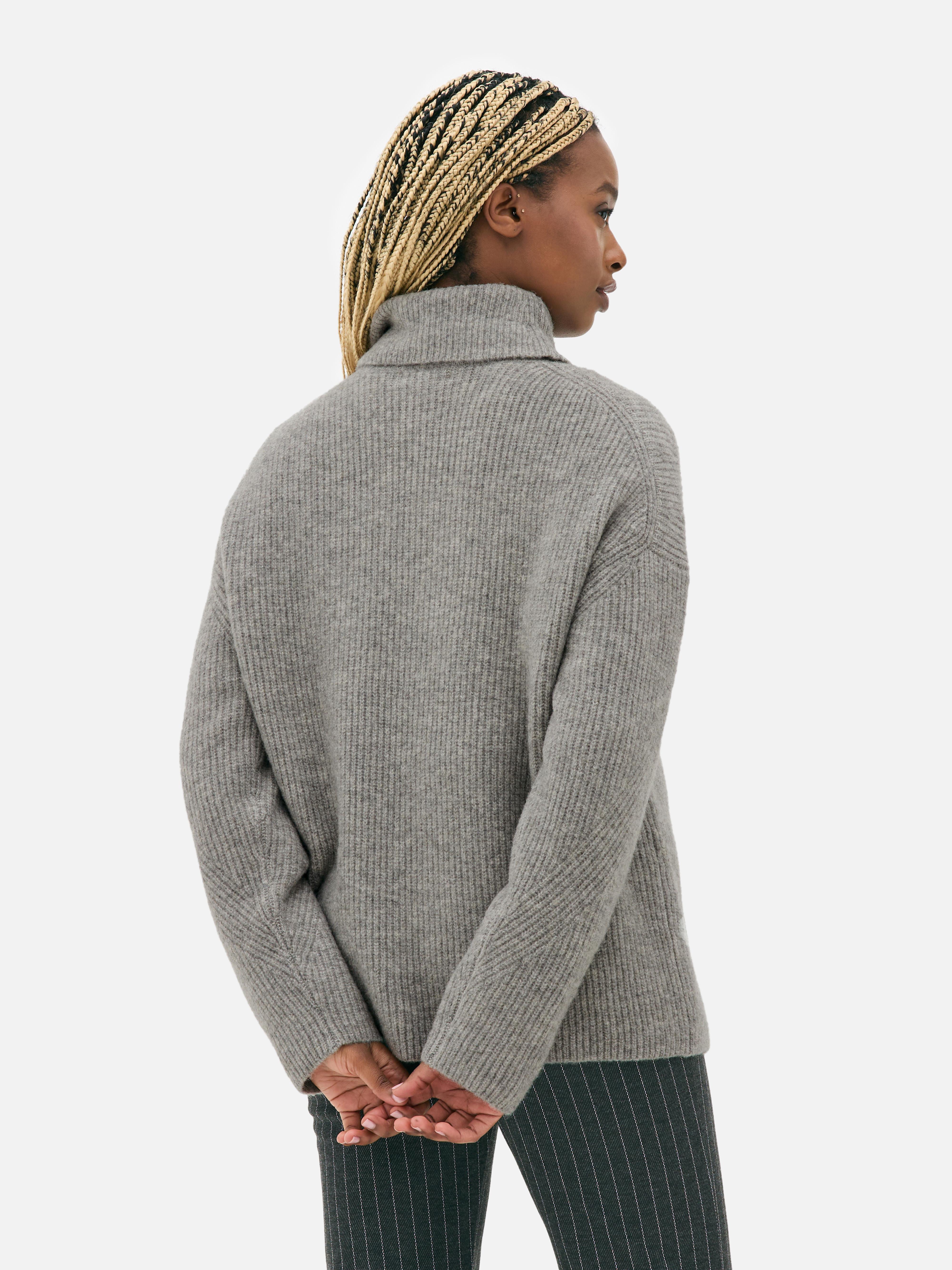 Αυτό το oversized ζιβάγκο με ριμπ ύφανση έχει χαμηλωμένα μανίκια