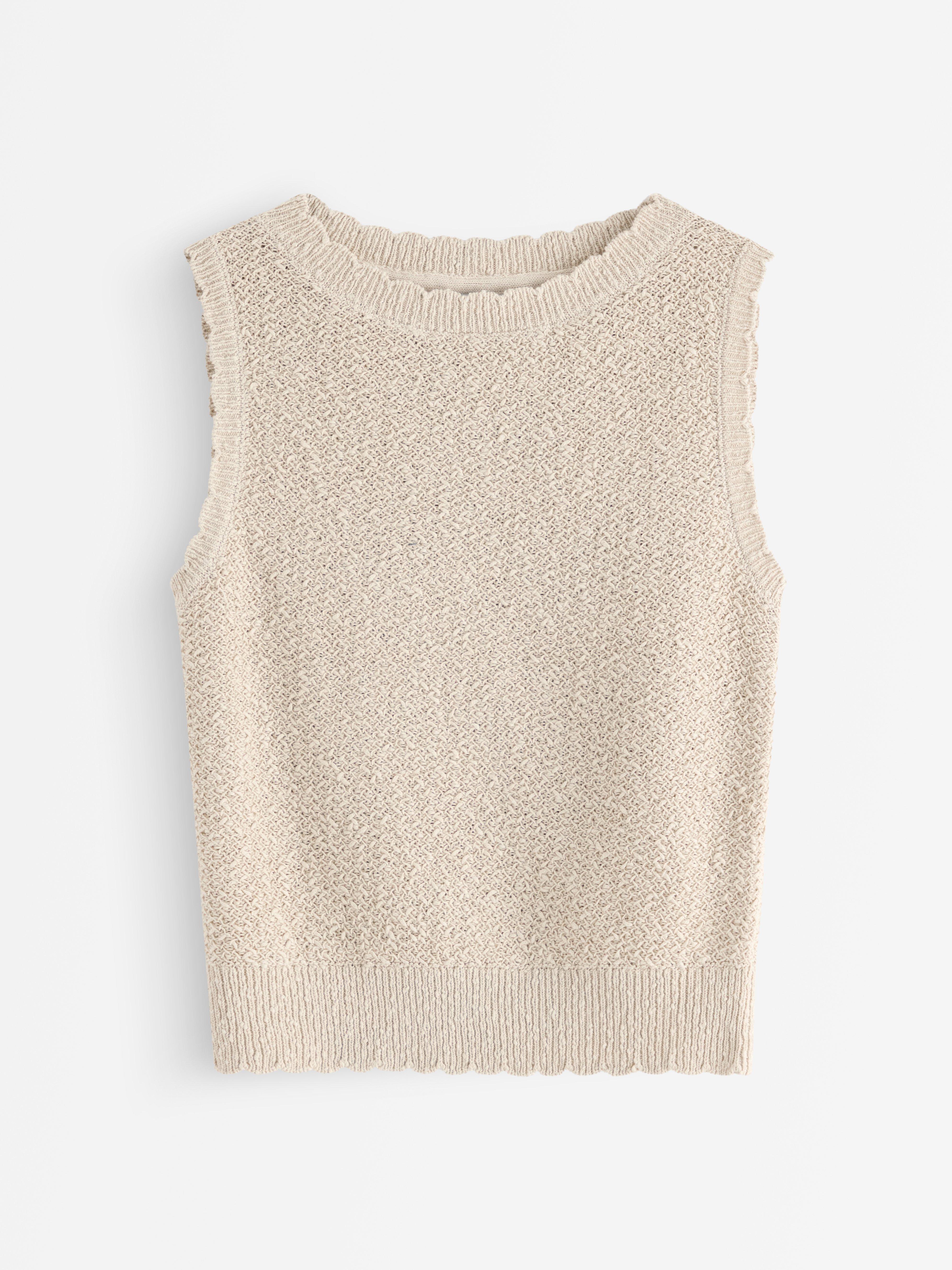 Top de punto con escote barco, color beige claro.