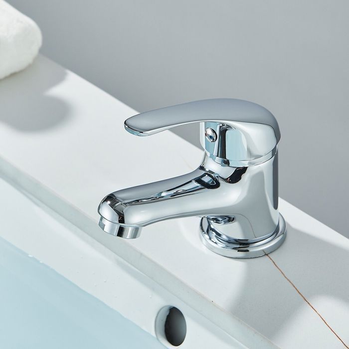 Grifo monomando para baño con cuerpo de latón y acabado cromado.