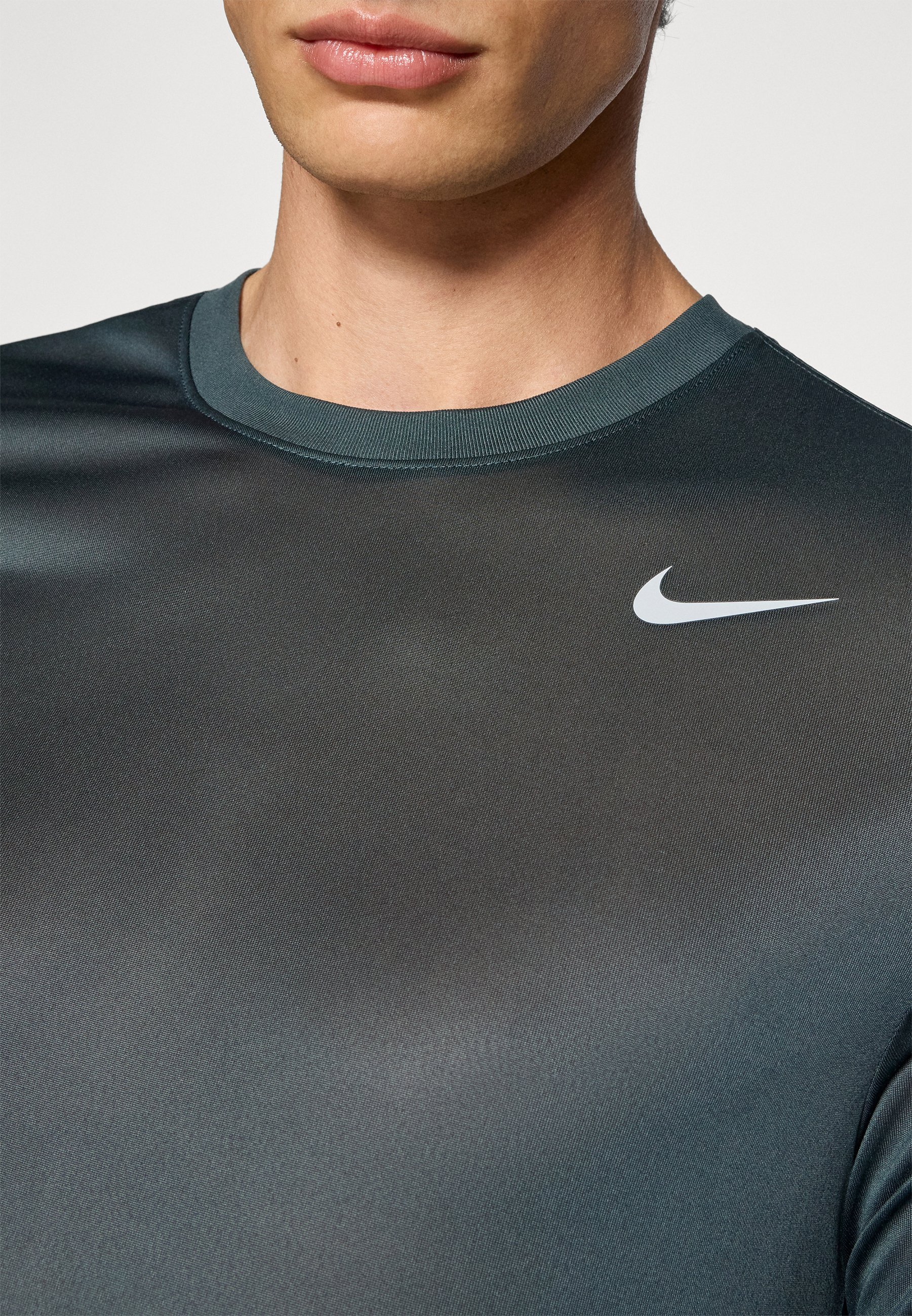 Nike Performance TEE RESET - T-shirt sportiva - color alghe/argento opaco