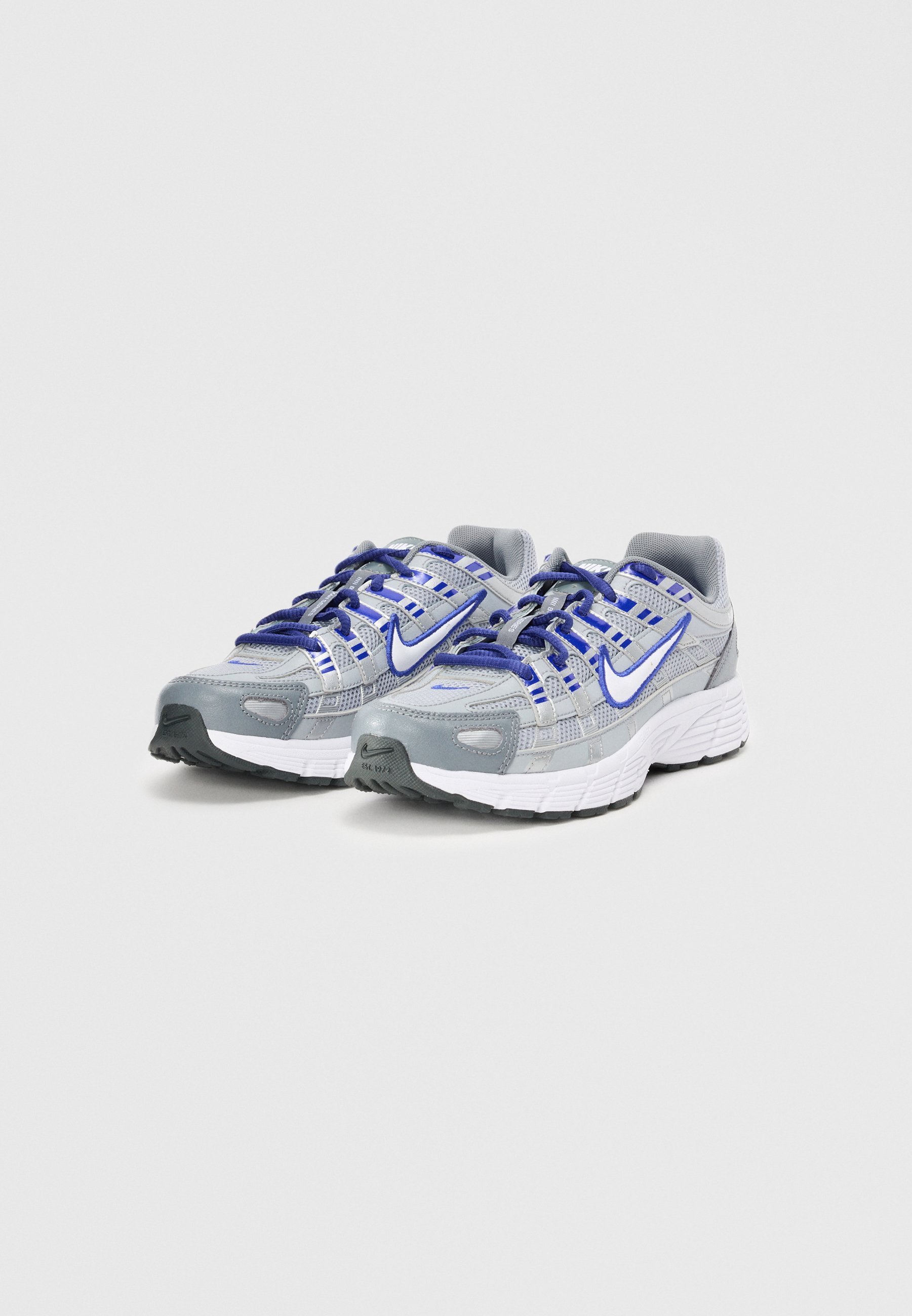 Nike Sportswear P 6000 UNISEX - Sneakers - wolfgrijs/wit/diepnacht/metallic zilverkleurig