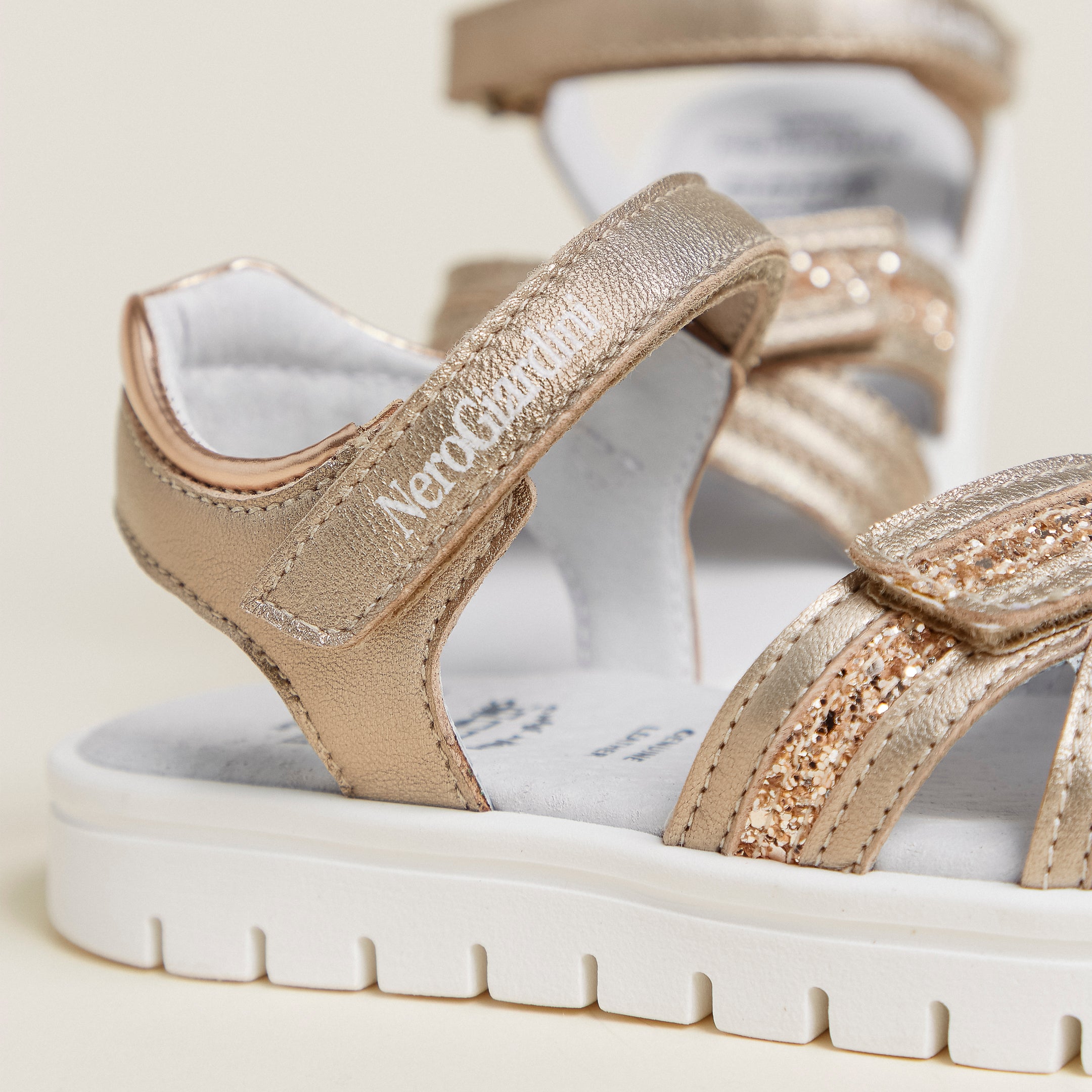  Sandalen für junge Mädchen aus Funktionsmaterial und Leder