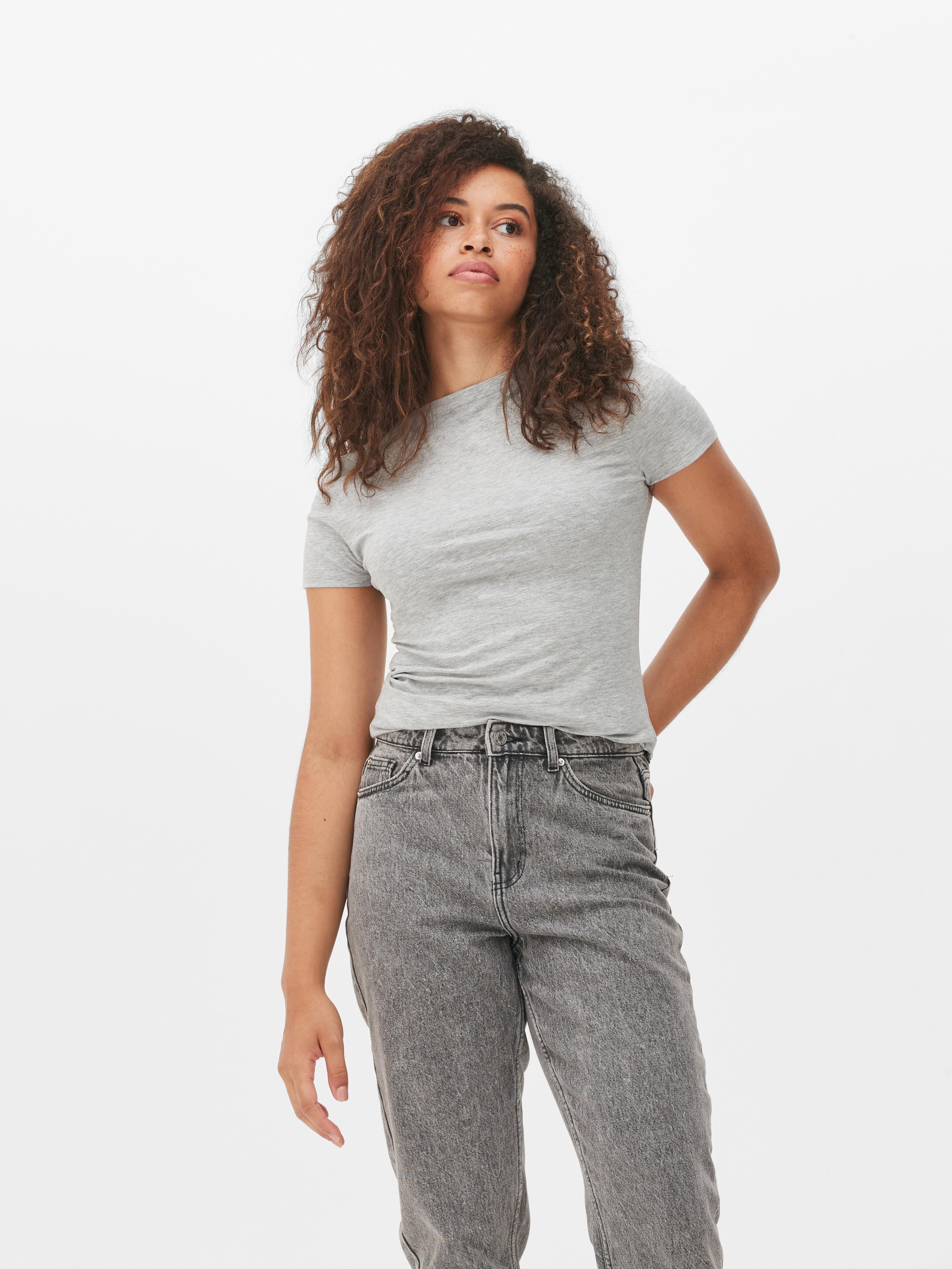 Tricou elastic cu guler rotund Acest tricou cu guler rotund este un must-have!