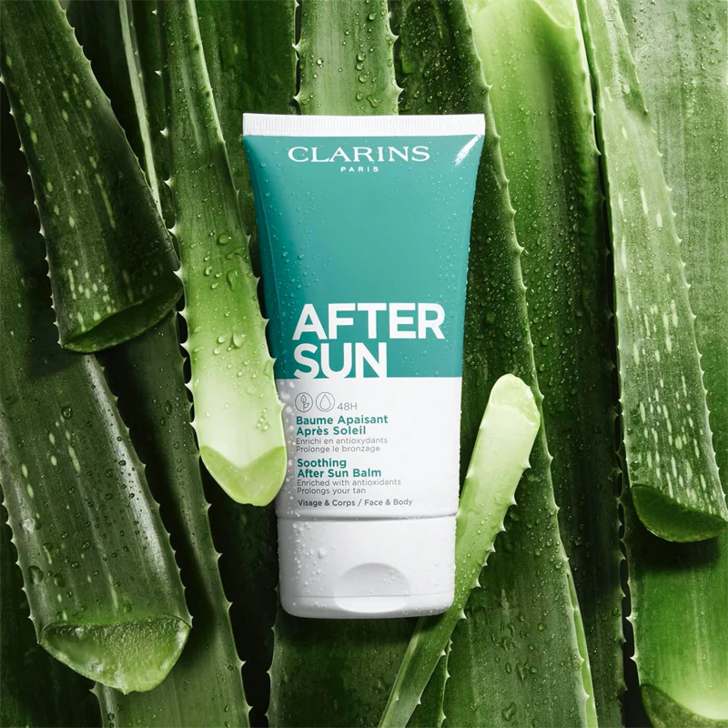 Clarins After Sun Soothing After Sun Balm ist ein After-Sun-Balsam, der dazu beiträgt, die Bräune zu verlängern.