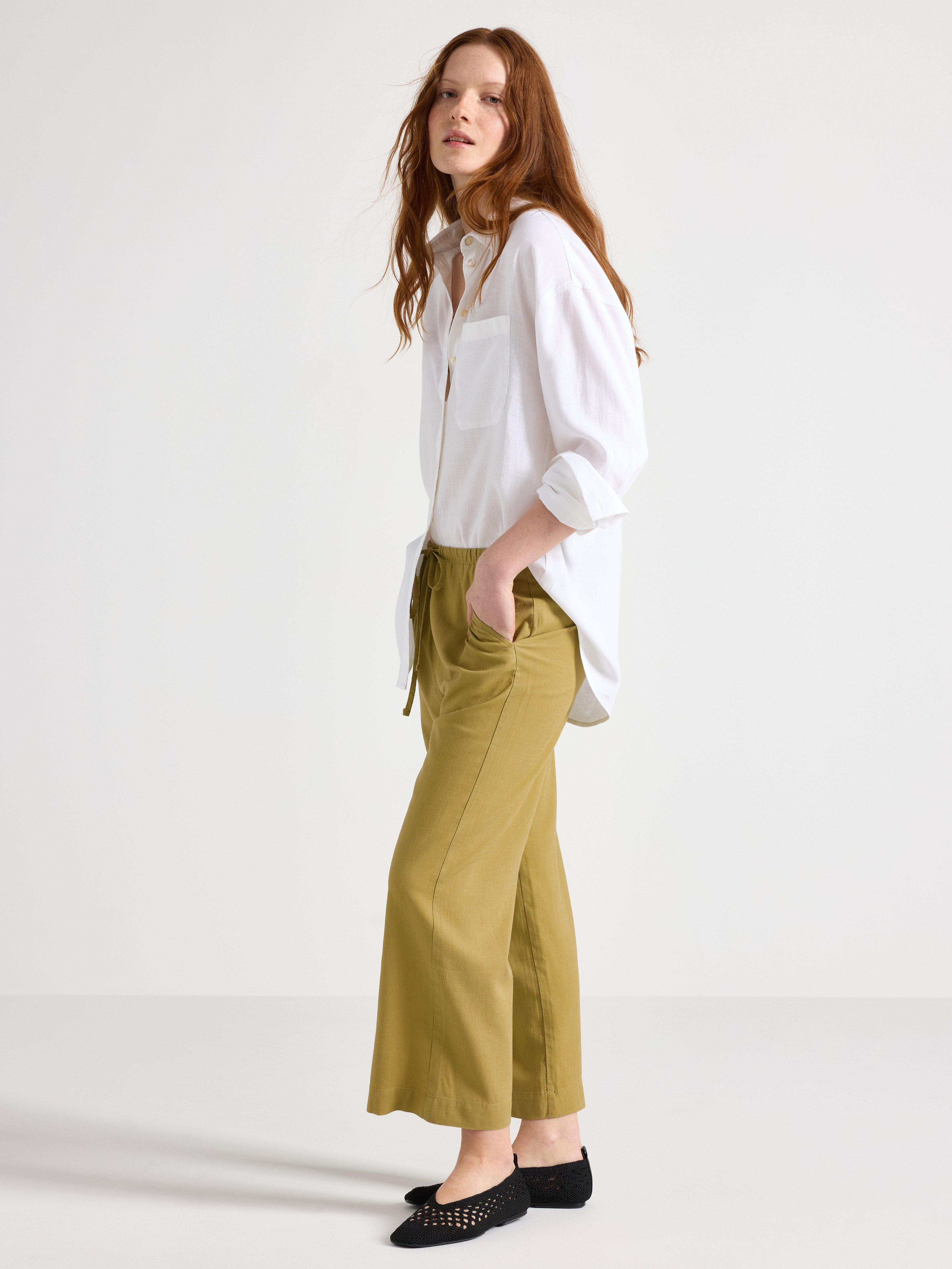 BELLA raka croppade byxor i linneblandning Light Dusty Green