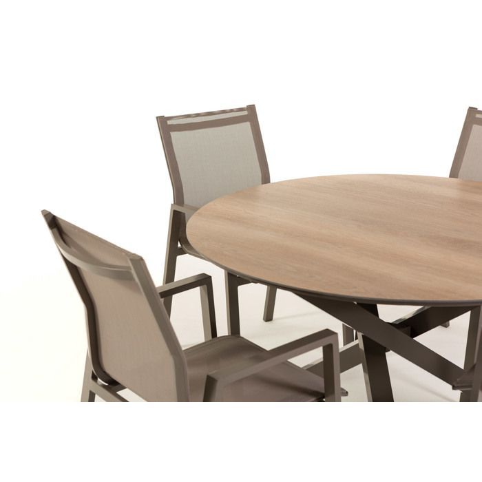 Conjunto de jardín TEO & DINA con mesa redonda de Ø120 cm con efecto madera en SPC y 4 sillas apilables en textilene, estructura de aluminio.