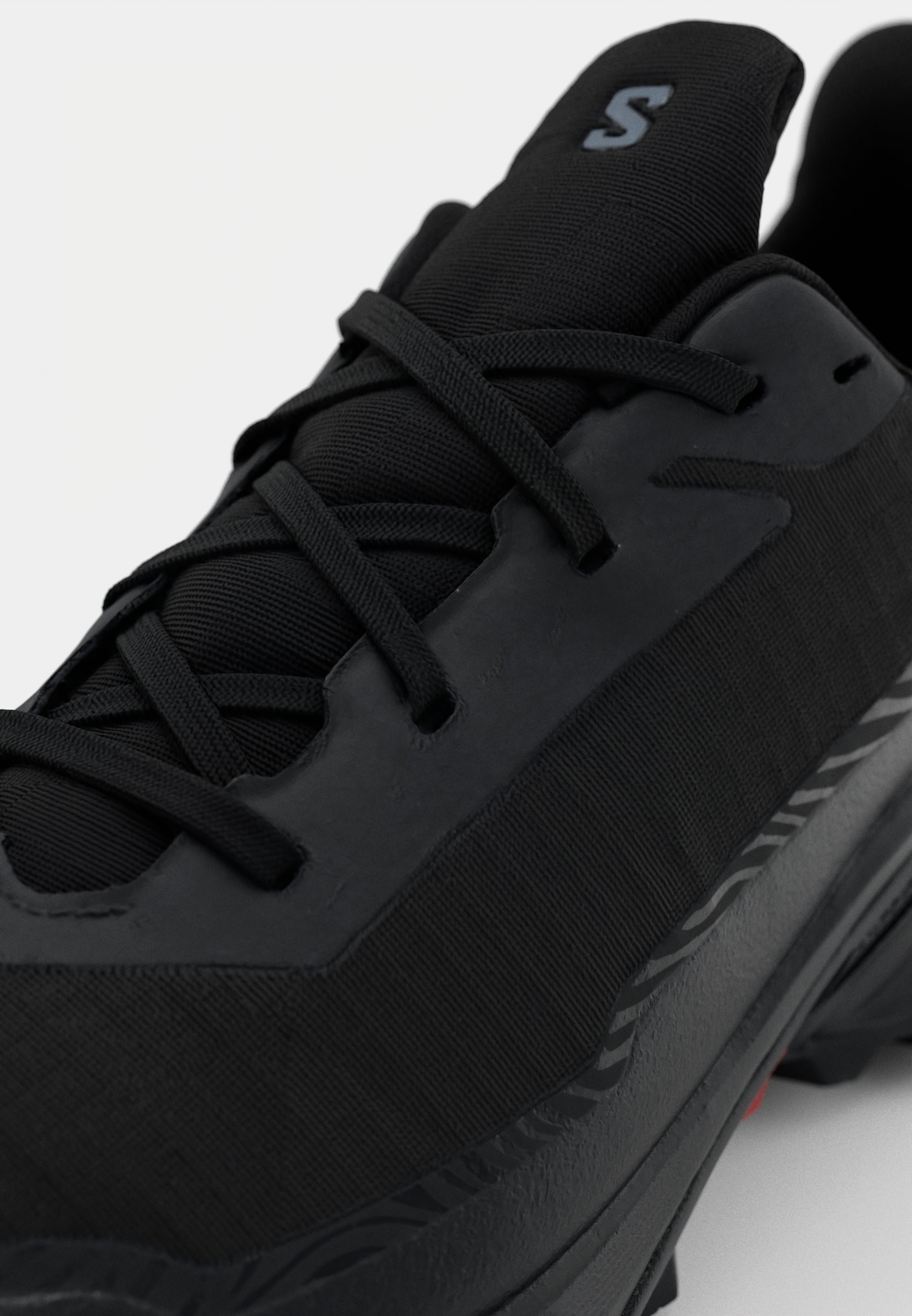 Salomon ALPHACROSS 5 GTX - Matkajooksujalatsid - mustad/eebenipunased