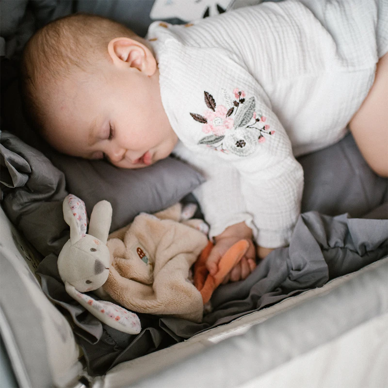 BabyOno Have Fun Spací hračka s chrastítkem pro miminka - králíček