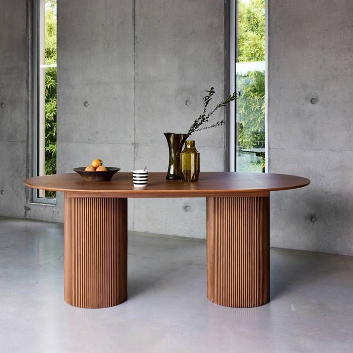 Mesa de comedor rectangular FARO con decoración de madera tallada, con capacidad para 4-6 personas.