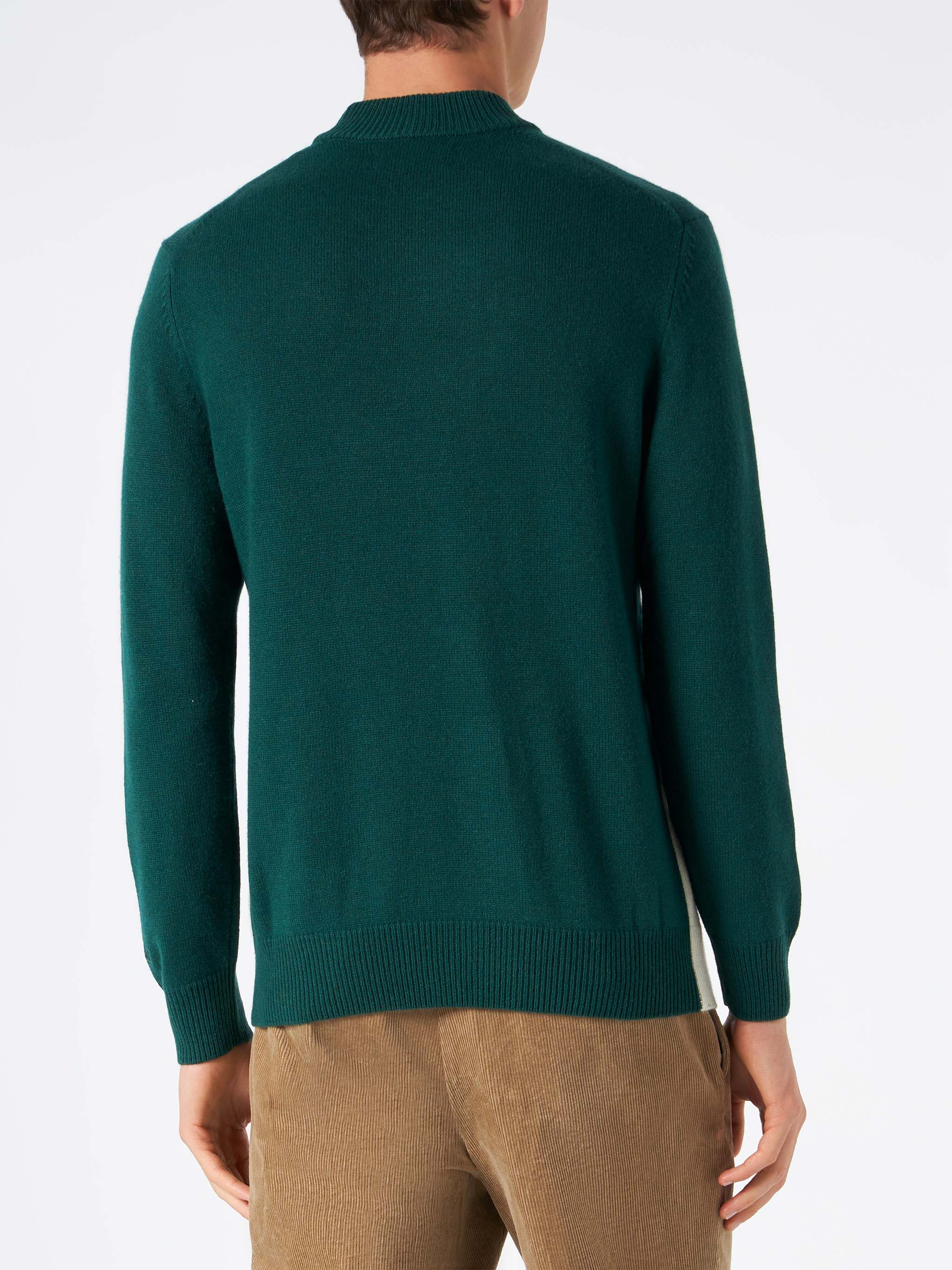 Grüner Herrenstrickpullover mit Postkarte